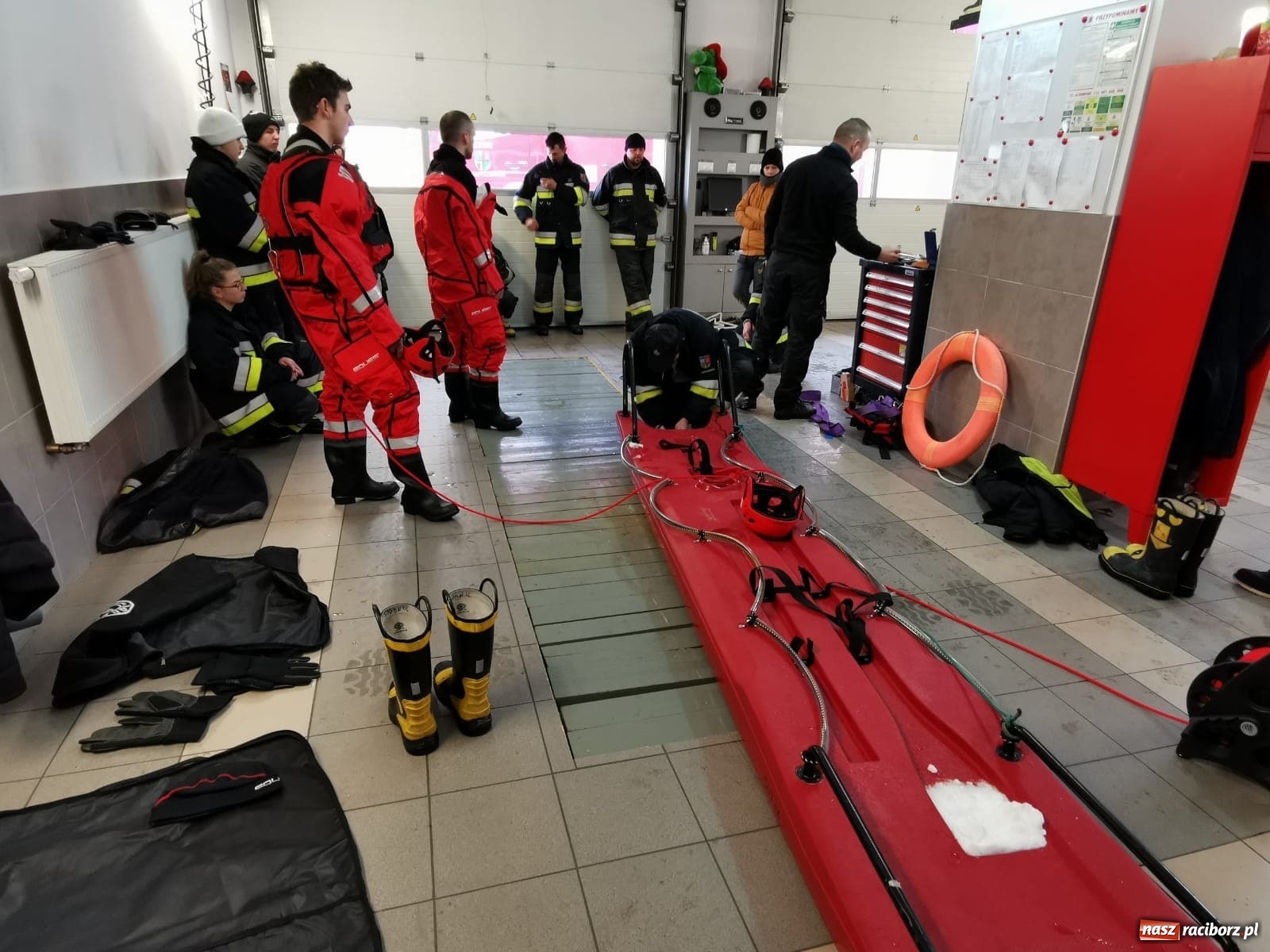 Zdjęcie w galerii na portalu naszraciborz.pl: Ochotnicy z Krzyżanowic ćwiczyli na lodzie wiadomości z regionu