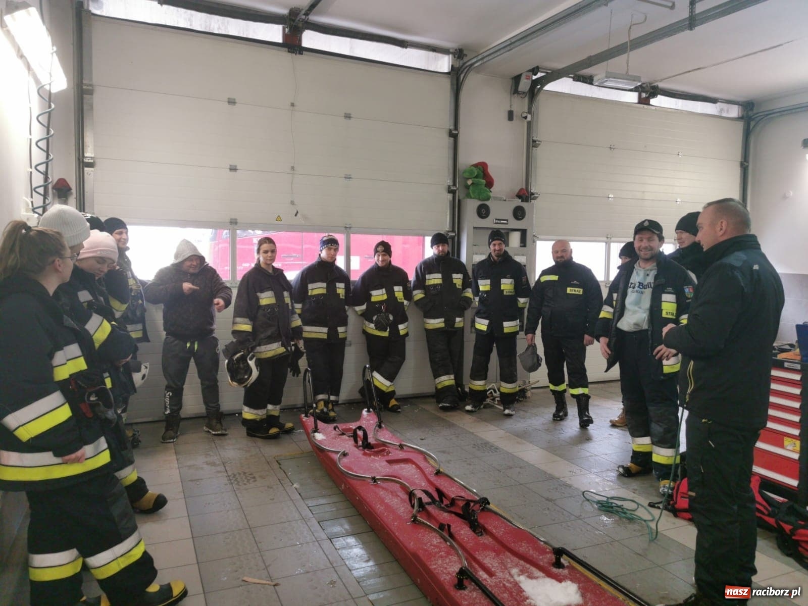 Zdjęcie w galerii na portalu naszraciborz.pl: Ochotnicy z Krzyżanowic ćwiczyli na lodzie wiadomości z regionu