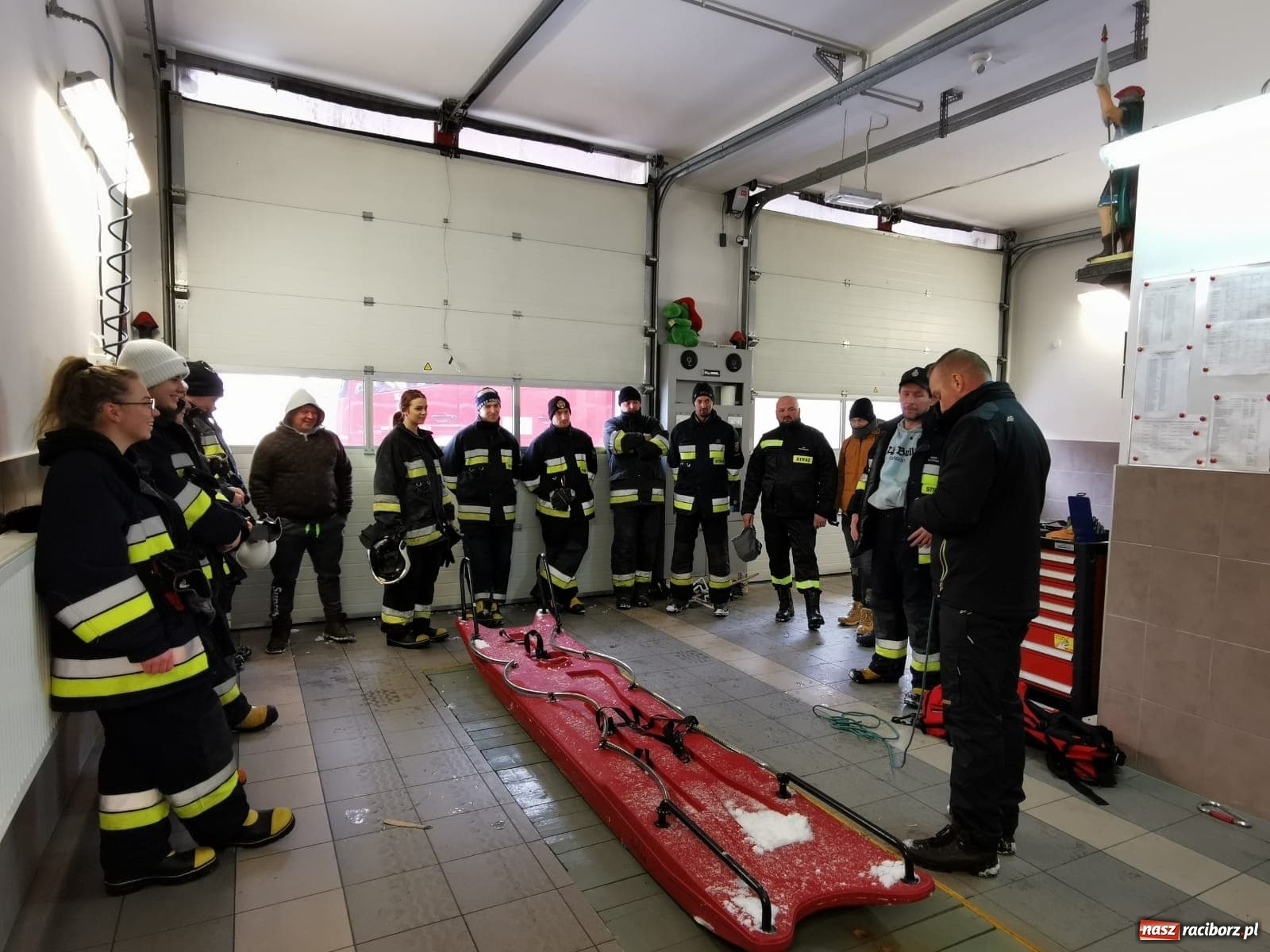 Zdjęcie w galerii na portalu naszraciborz.pl: Ochotnicy z Krzyżanowic ćwiczyli na lodzie wiadomości z regionu