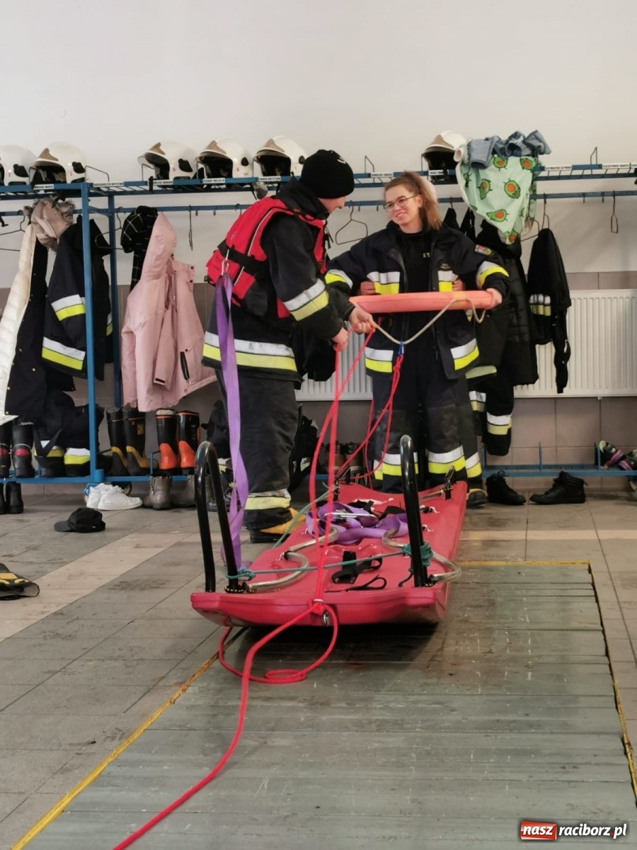 Zdjęcie w galerii na portalu naszraciborz.pl: Ochotnicy z Krzyżanowic ćwiczyli na lodzie wiadomości z regionu