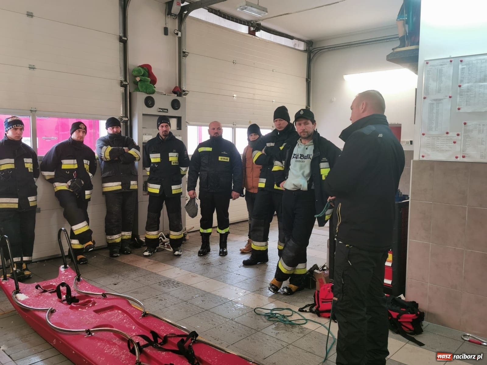 Zdjęcie w galerii na portalu naszraciborz.pl: Ochotnicy z Krzyżanowic ćwiczyli na lodzie wiadomości z regionu