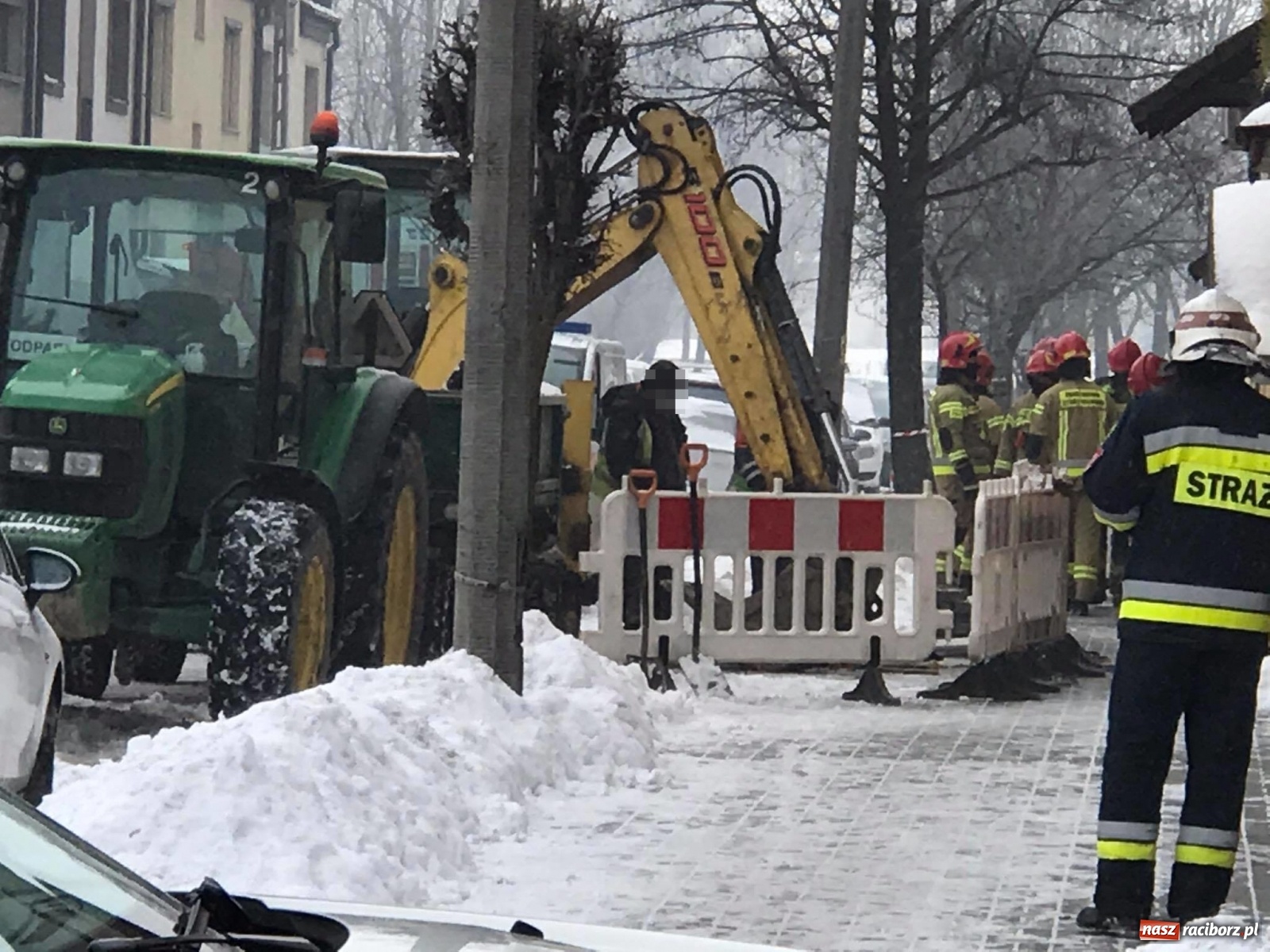 Zdjęcie w galerii na portalu naszraciborz.pl: Koparka uszkodziła gazociąg na Królewskiej [FOTO] wiadomości z regionu