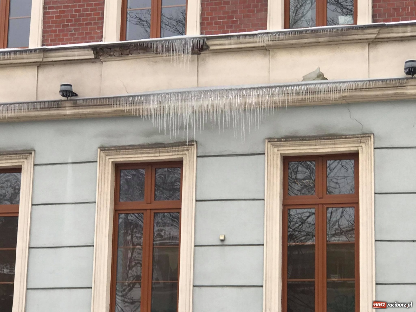 Zdjęcie w galerii na portalu naszraciborz.pl: Groźne sople na Batorego. Chodnik wyłączony z ruchu pieszych [FOTO] wiadomości z regionu