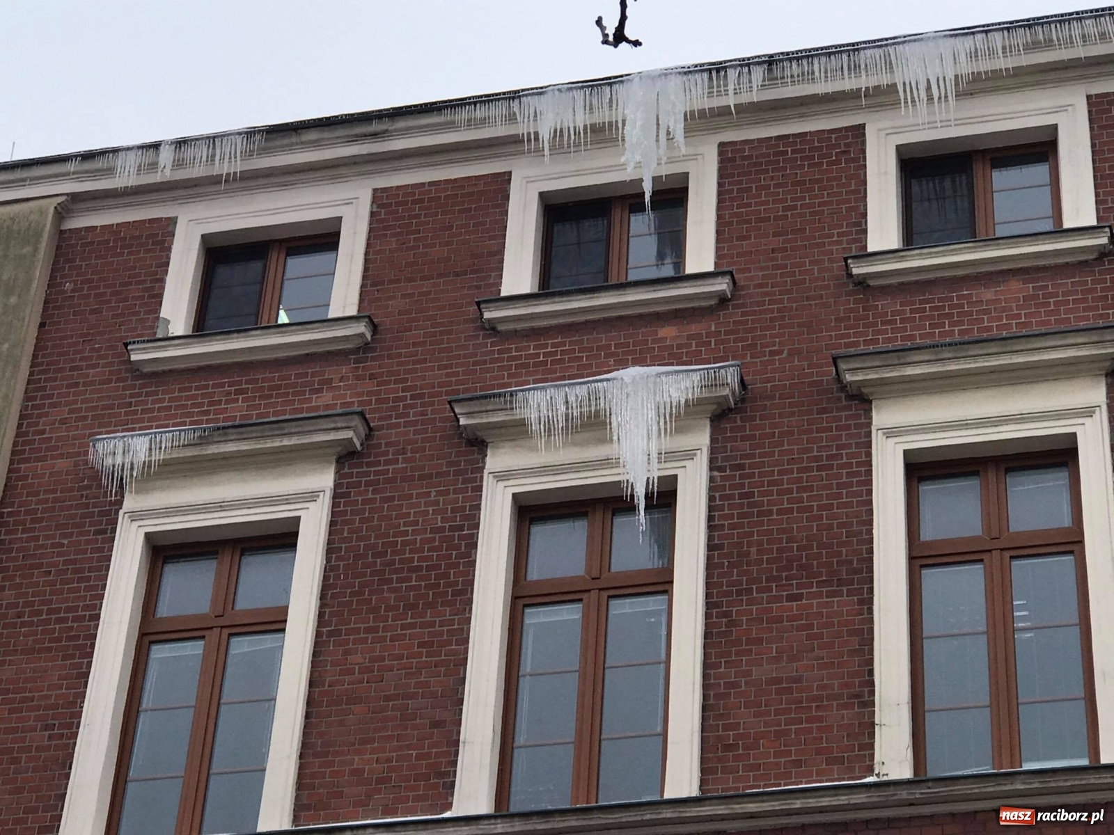 Zdjęcie w galerii na portalu naszraciborz.pl: Groźne sople na Batorego. Chodnik wyłączony z ruchu pieszych [FOTO] wiadomości z regionu