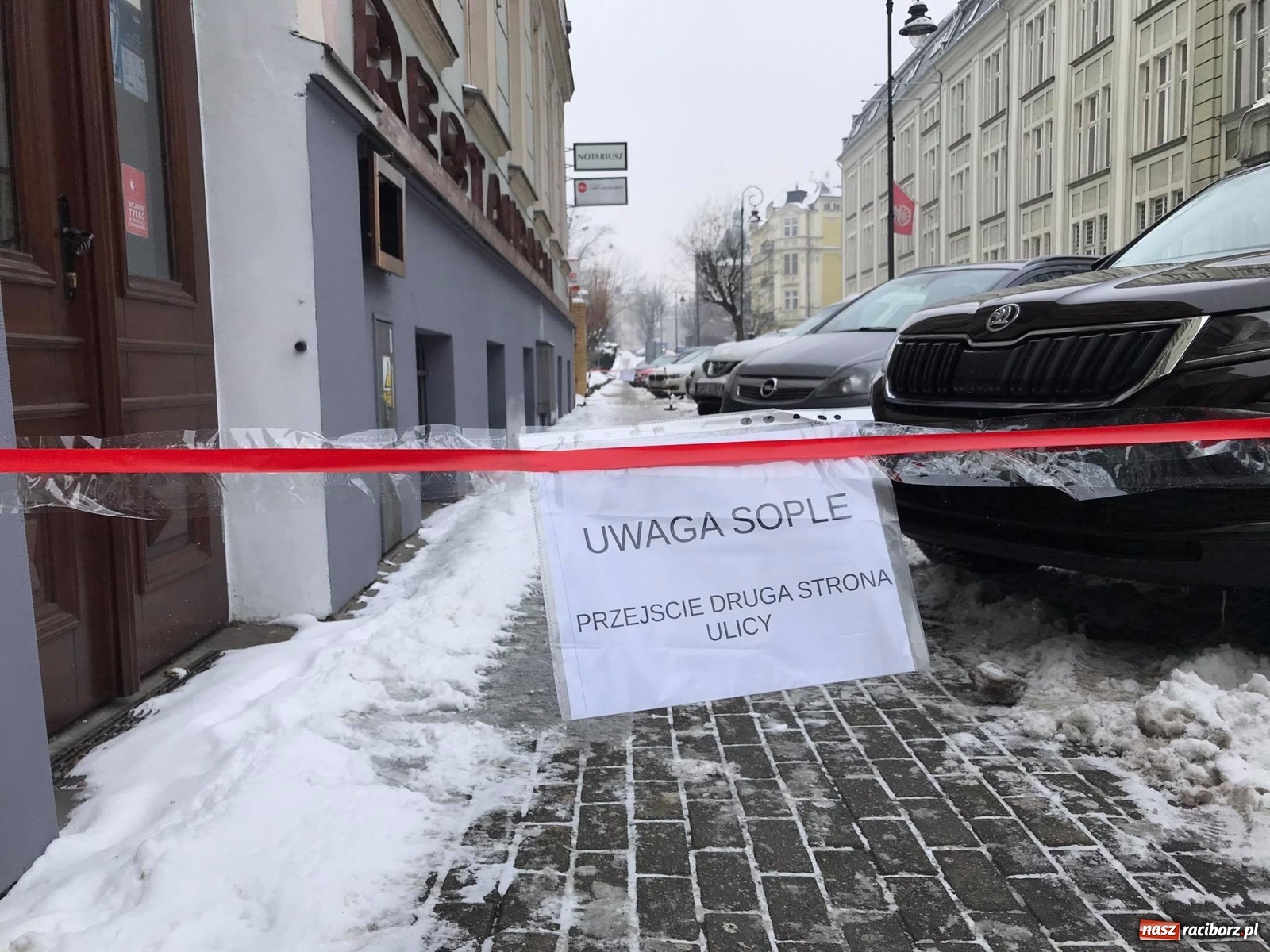 Zdjęcie w galerii na portalu naszraciborz.pl: Groźne sople na Batorego. Chodnik wyłączony z ruchu pieszych [FOTO] wiadomości z regionu