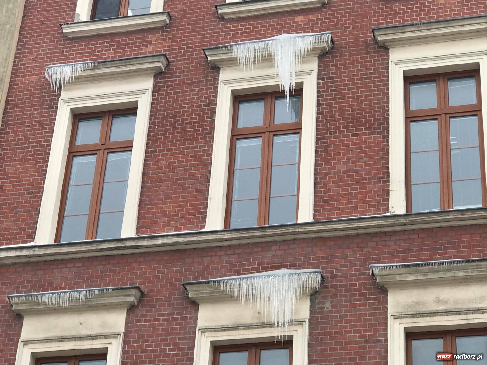 Zdjęcie w galerii na portalu naszraciborz.pl: Groźne sople na Batorego. Chodnik wyłączony z ruchu pieszych [FOTO] wiadomości z regionu