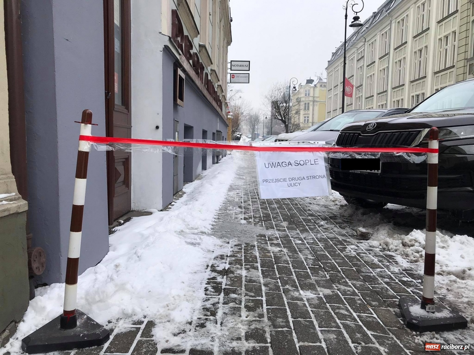 Zdjęcie w galerii na portalu naszraciborz.pl: Groźne sople na Batorego. Chodnik wyłączony z ruchu pieszych [FOTO] wiadomości z regionu