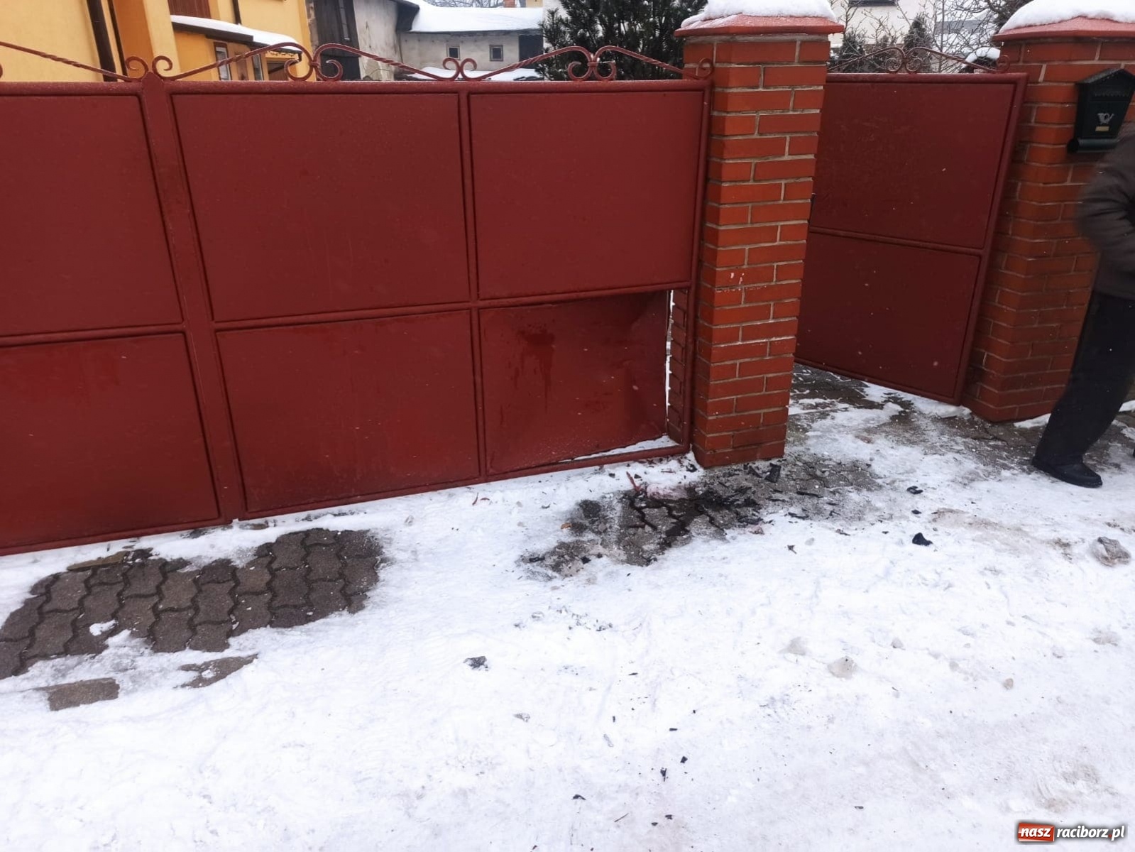 Zdjęcie w galerii na portalu naszraciborz.pl: Raport 998. Audi uderzyło w ogrodzenie w Krzanowicach wiadomości z regionu