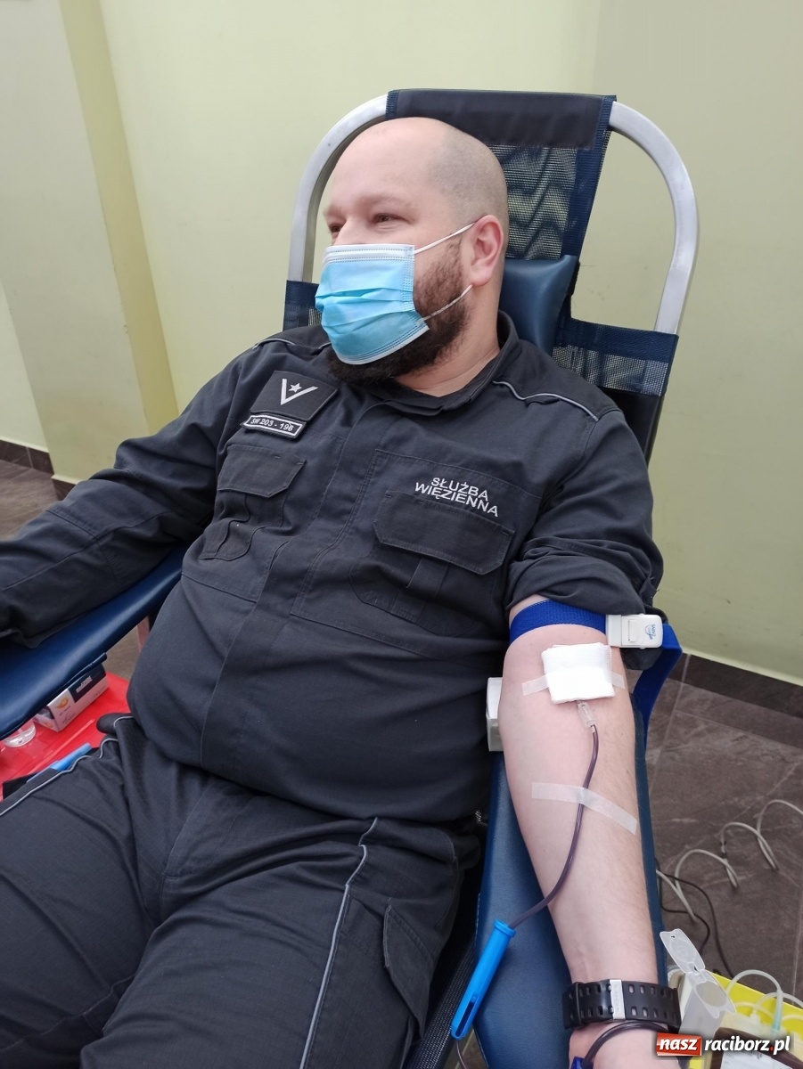 Zdjęcie w galerii na portalu naszraciborz.pl: Funkcjonariusze raciborskiego więzienia oddali krew wiadomości z regionu