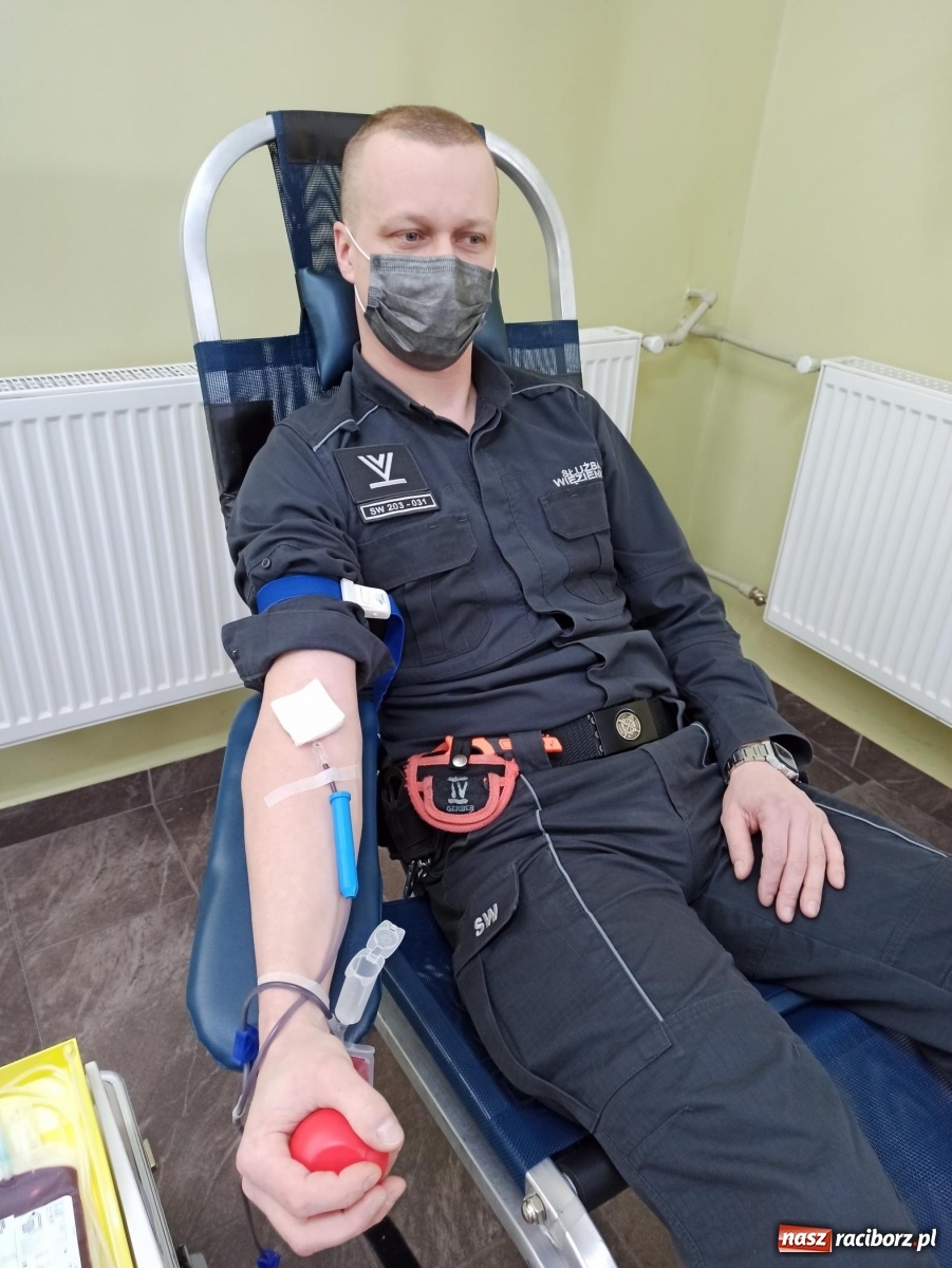 Zdjęcie w galerii na portalu naszraciborz.pl: Funkcjonariusze raciborskiego więzienia oddali krew wiadomości z regionu