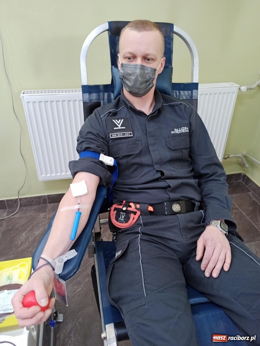 Zdjęcie w galerii na portalu naszraciborz.pl: Funkcjonariusze raciborskiego więzienia oddali krew wiadomości z regionu