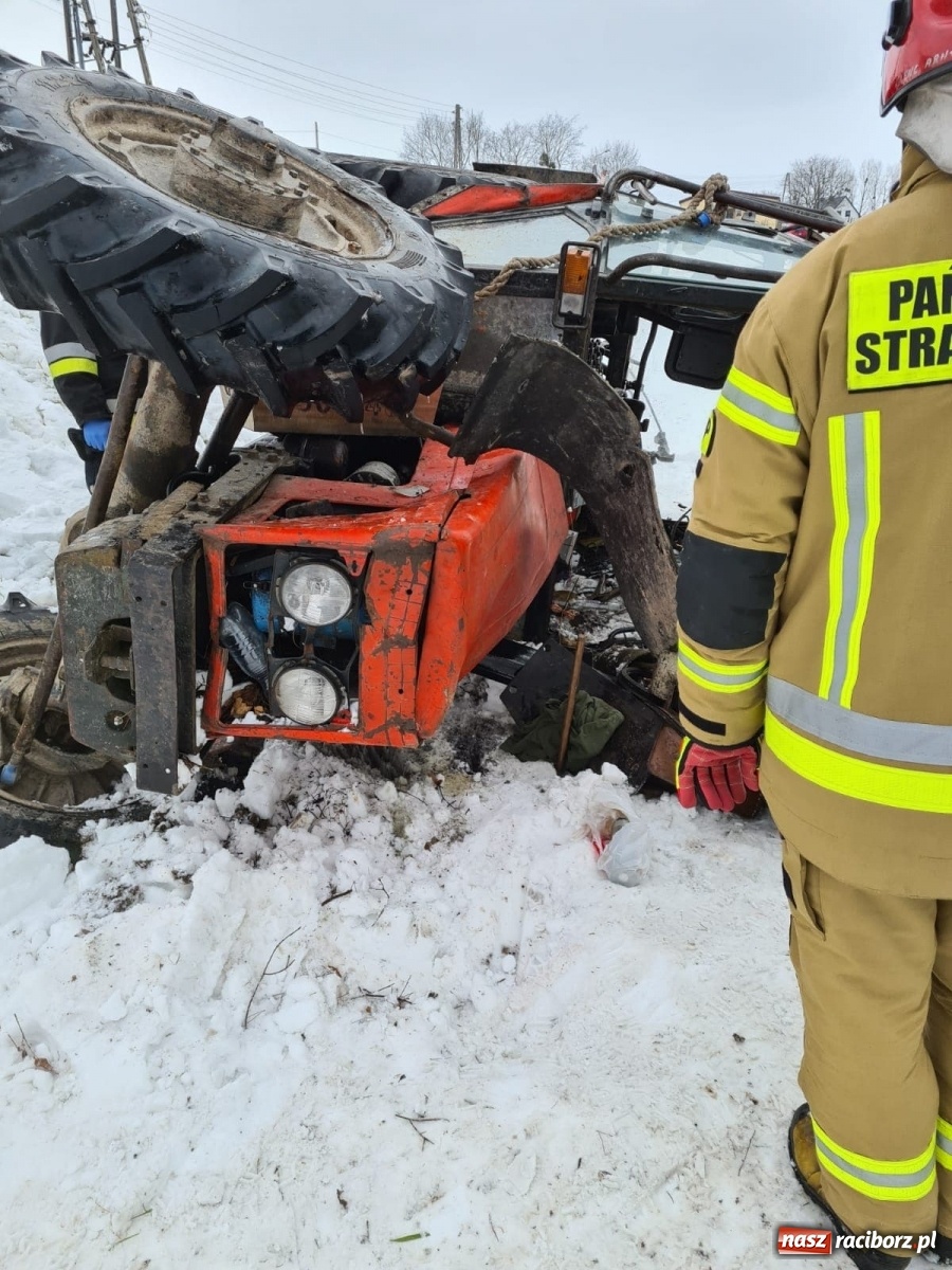Zdjęcie w galerii na portalu naszraciborz.pl: Pijany Czech dachował traktorem w Owsiszczach [FOTO] wiadomości z regionu