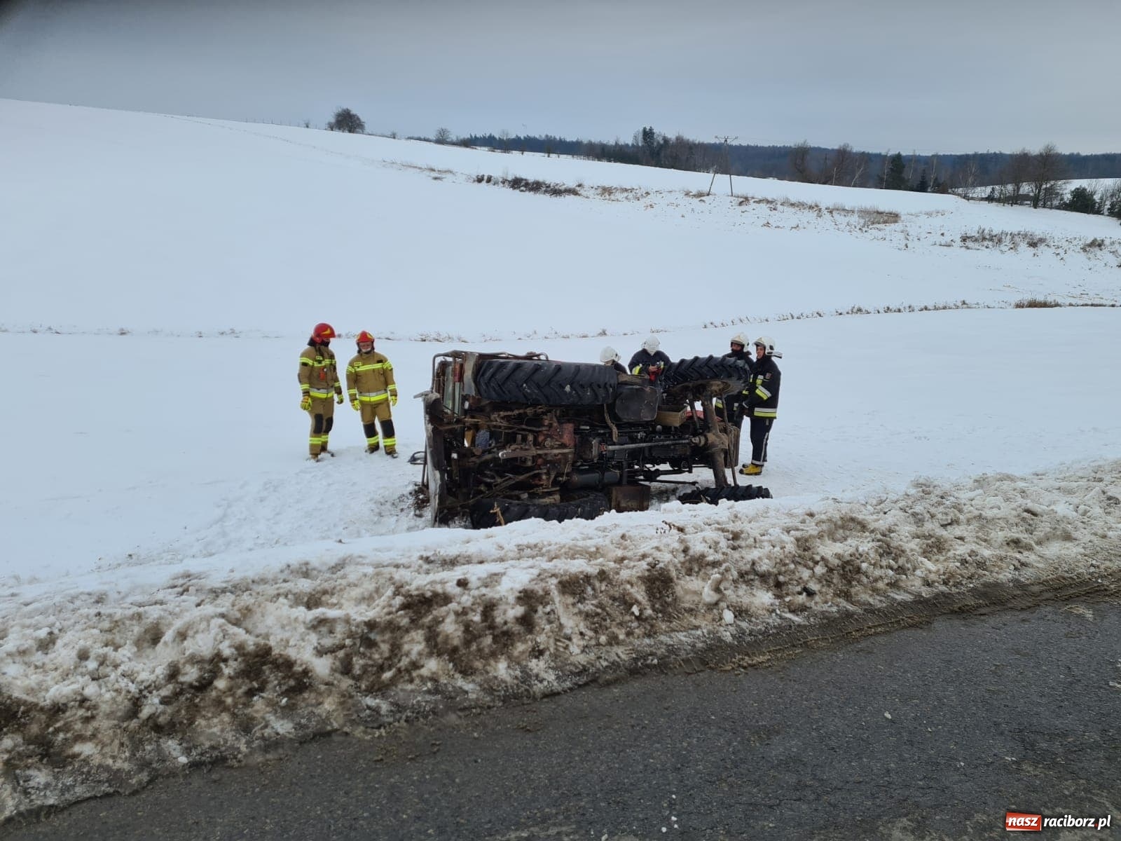 Zdjęcie w galerii na portalu naszraciborz.pl: Pijany Czech dachował traktorem w Owsiszczach [FOTO] wiadomości z regionu