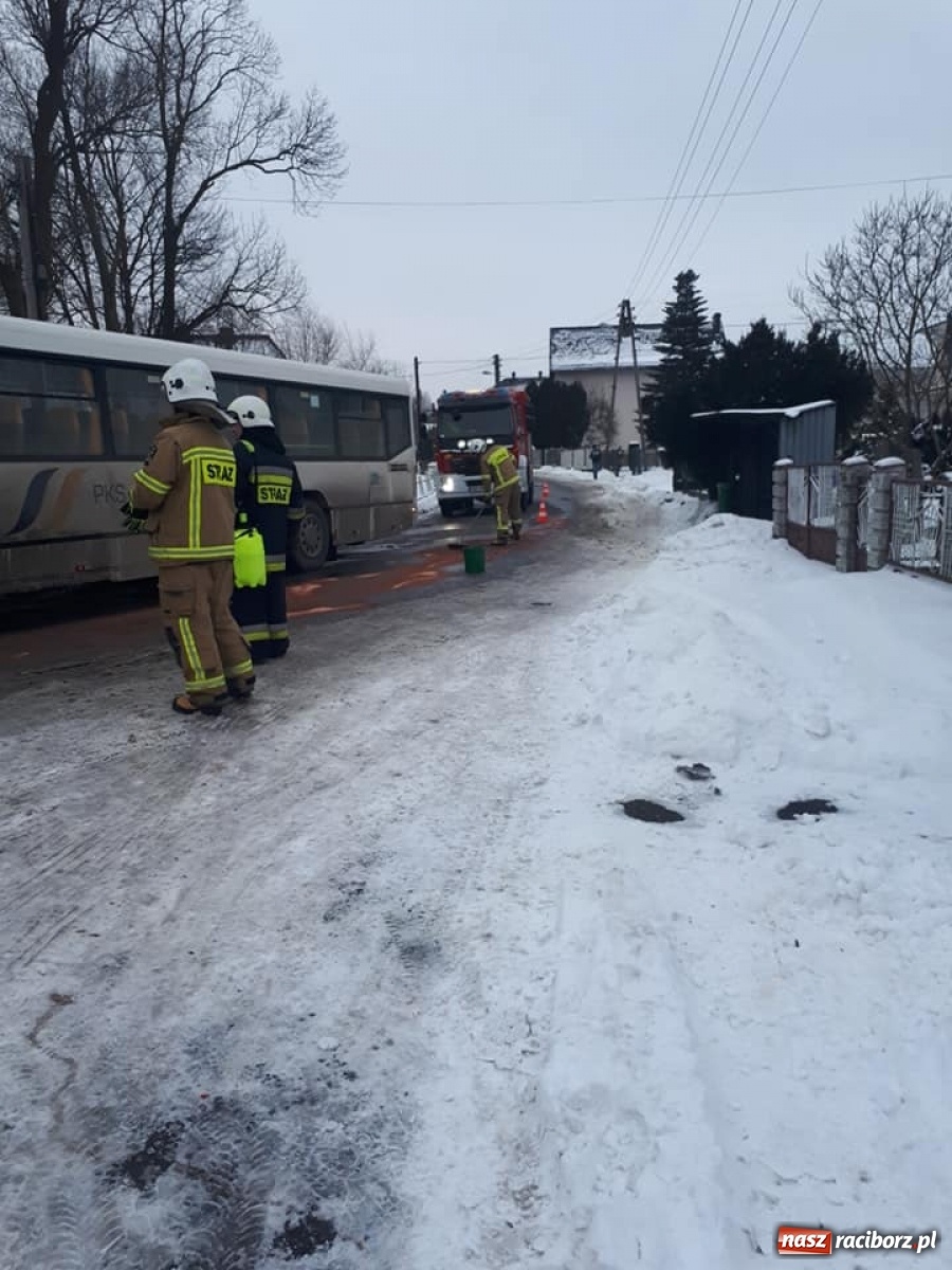 Zdjęcie w galerii na portalu naszraciborz.pl: Raport 998. W Krzanowicach samochód zderzył się z autobusem wiadomości z regionu