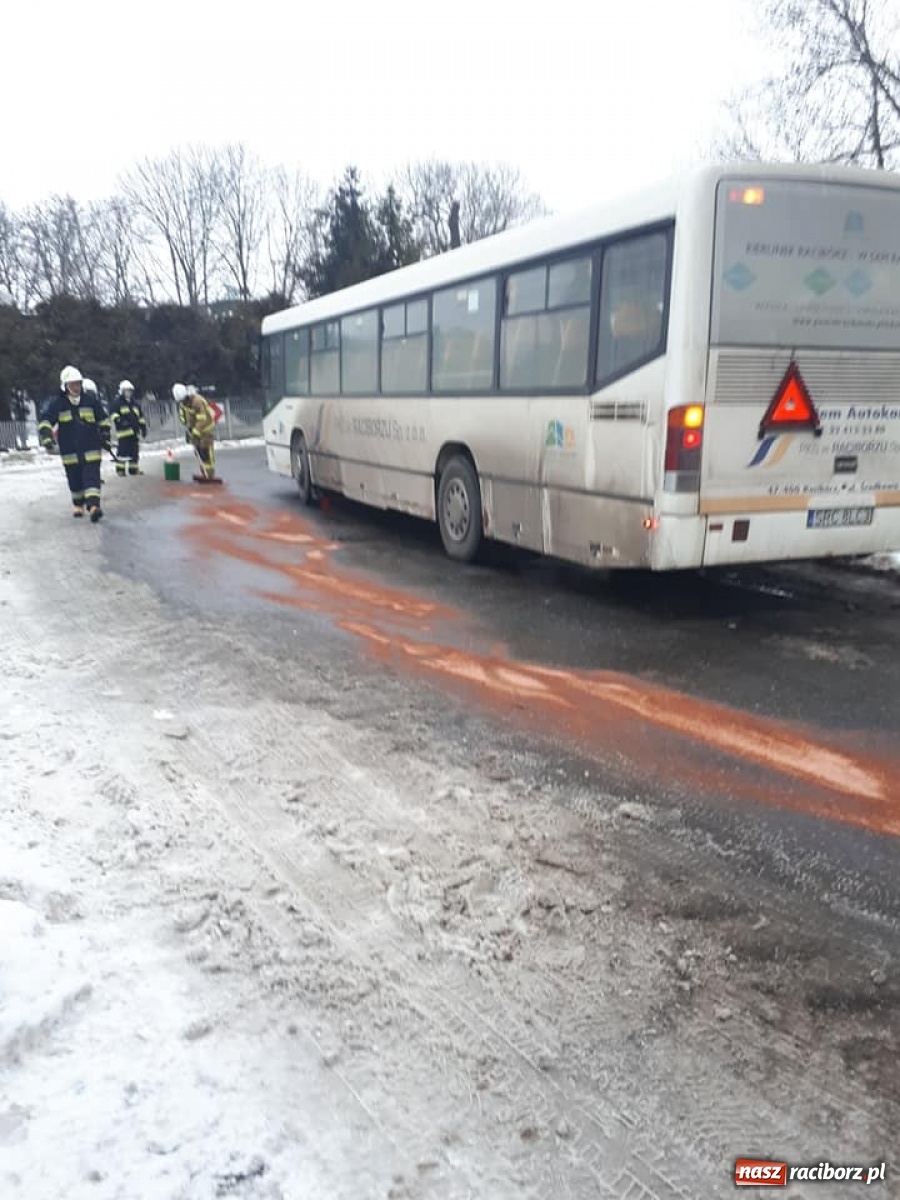 Zdjęcie w galerii na portalu naszraciborz.pl: Raport 998. W Krzanowicach samochód zderzył się z autobusem wiadomości z regionu