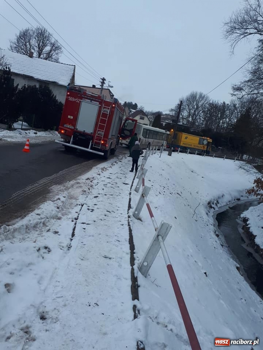 Zdjęcie w galerii na portalu naszraciborz.pl: Raport 998. W Krzanowicach samochód zderzył się z autobusem wiadomości z regionu
