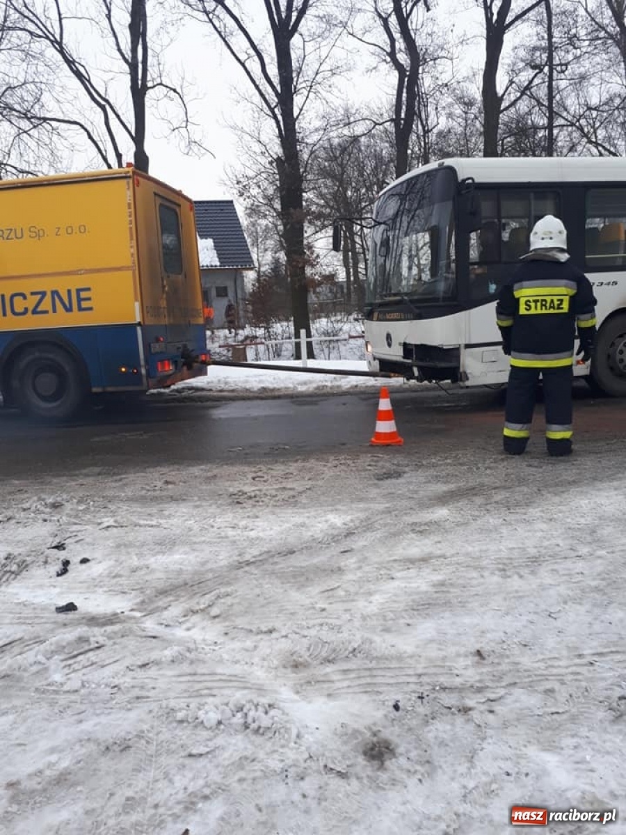 Zdjęcie w galerii na portalu naszraciborz.pl: Raport 998. W Krzanowicach samochód zderzył się z autobusem wiadomości z regionu