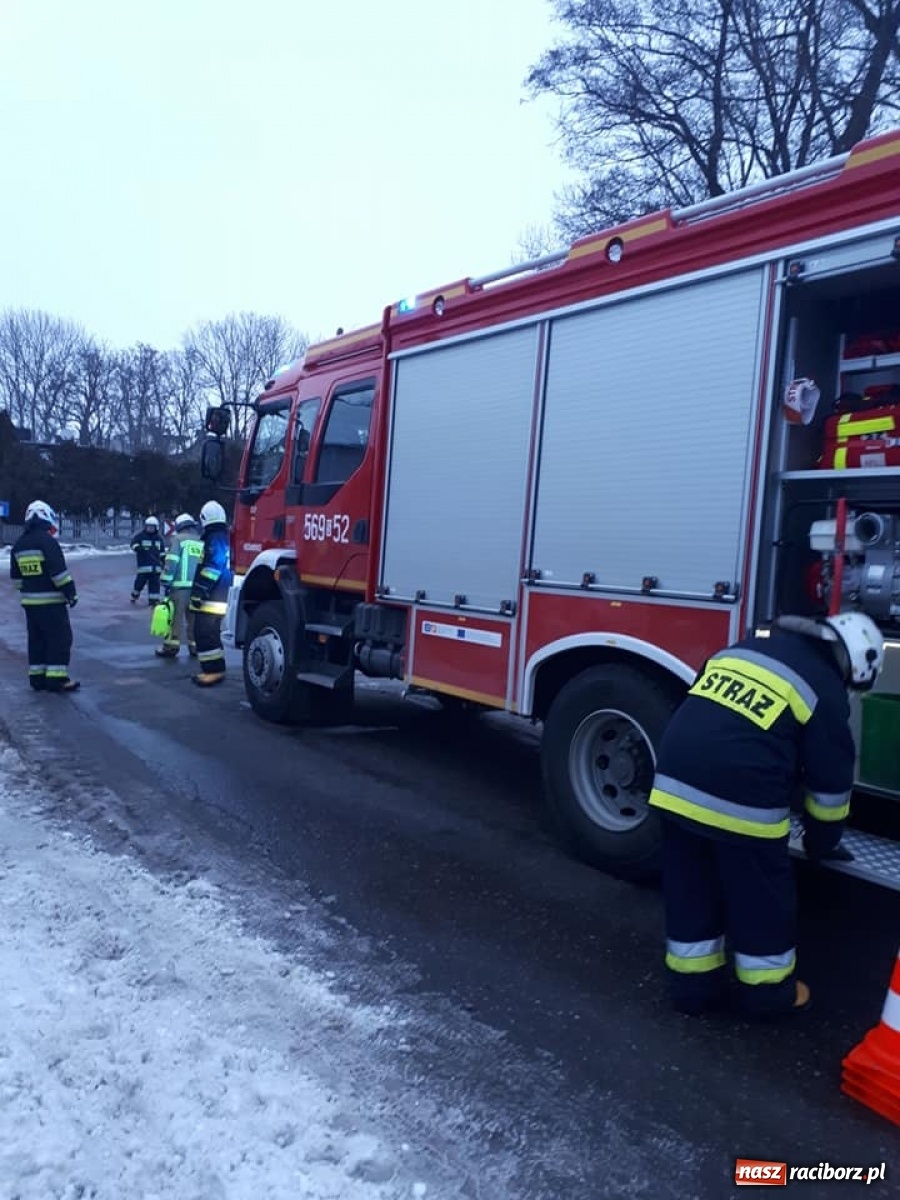 Zdjęcie w galerii na portalu naszraciborz.pl: Raport 998. W Krzanowicach samochód zderzył się z autobusem wiadomości z regionu