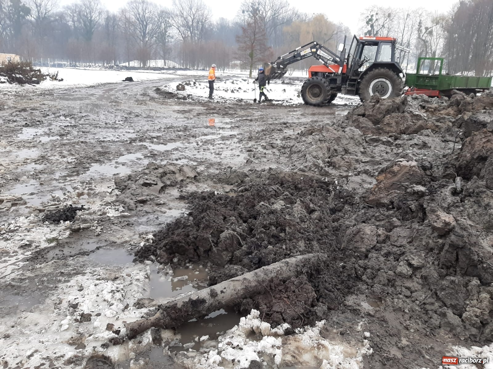 Zdjęcie w galerii na portalu naszraciborz.pl: W Tworkowie znaleziono pocisk do katiuszy wiadomości z regionu