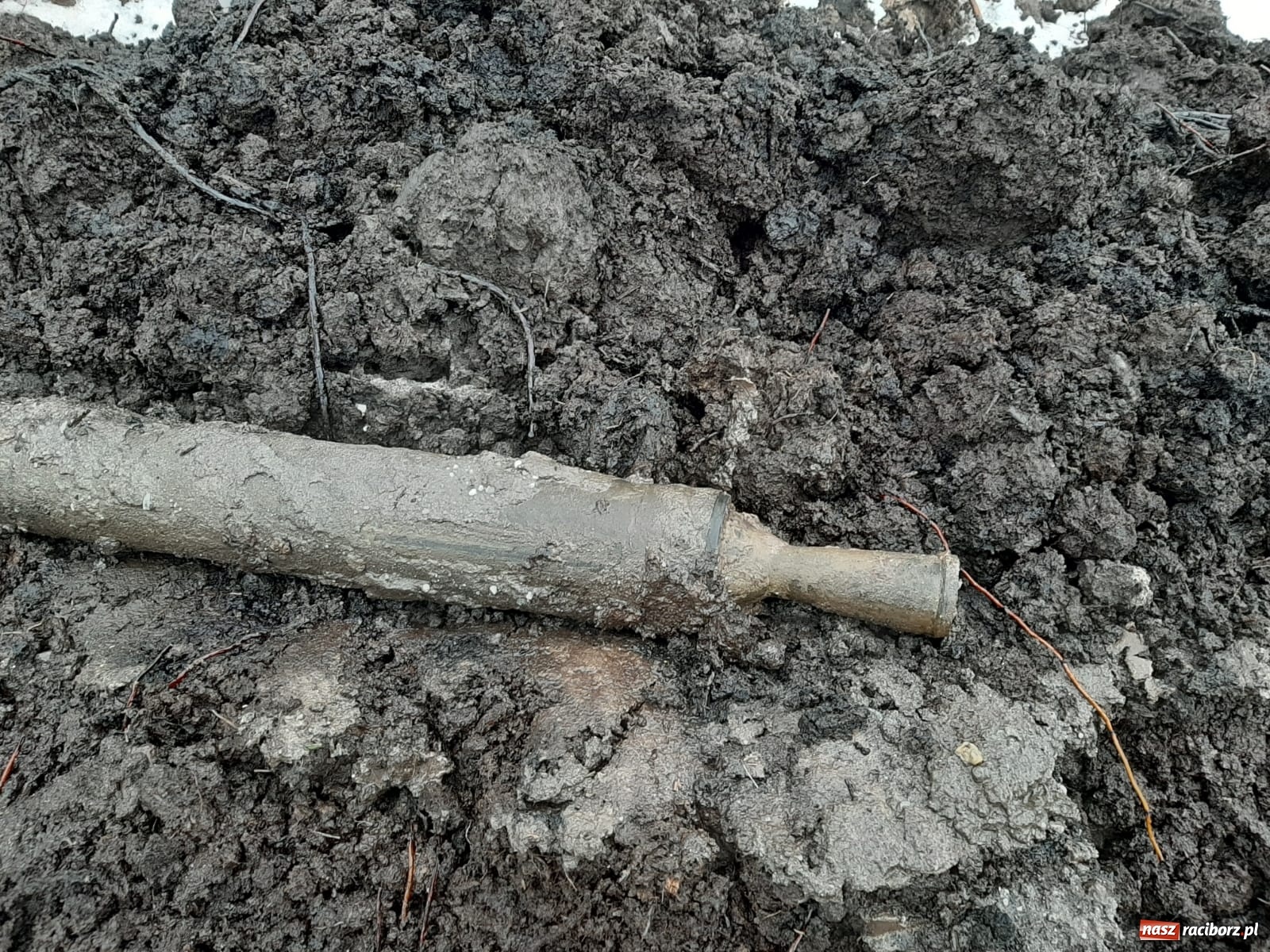 Zdjęcie w galerii na portalu naszraciborz.pl: W Tworkowie znaleziono pocisk do katiuszy wiadomości z regionu