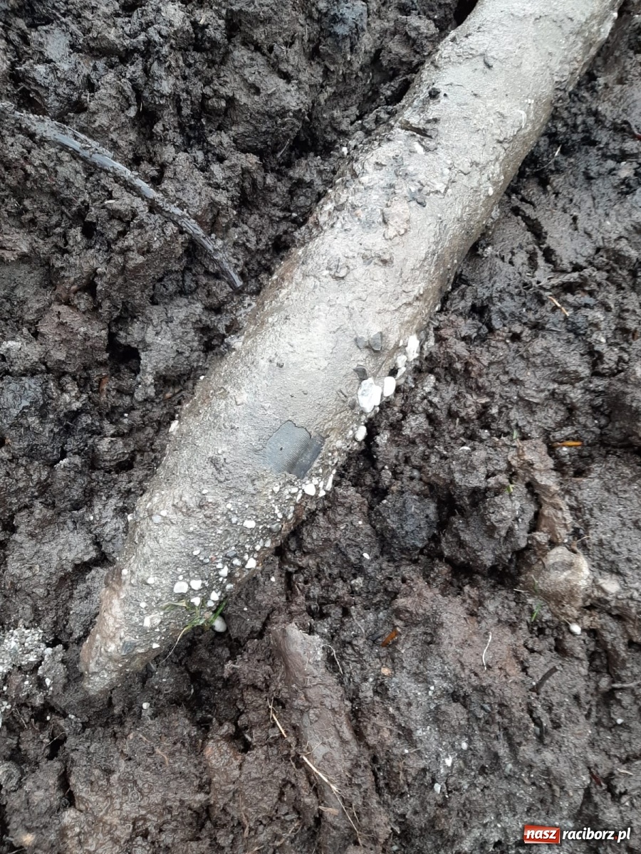 Zdjęcie w galerii na portalu naszraciborz.pl: W Tworkowie znaleziono pocisk do katiuszy wiadomości z regionu