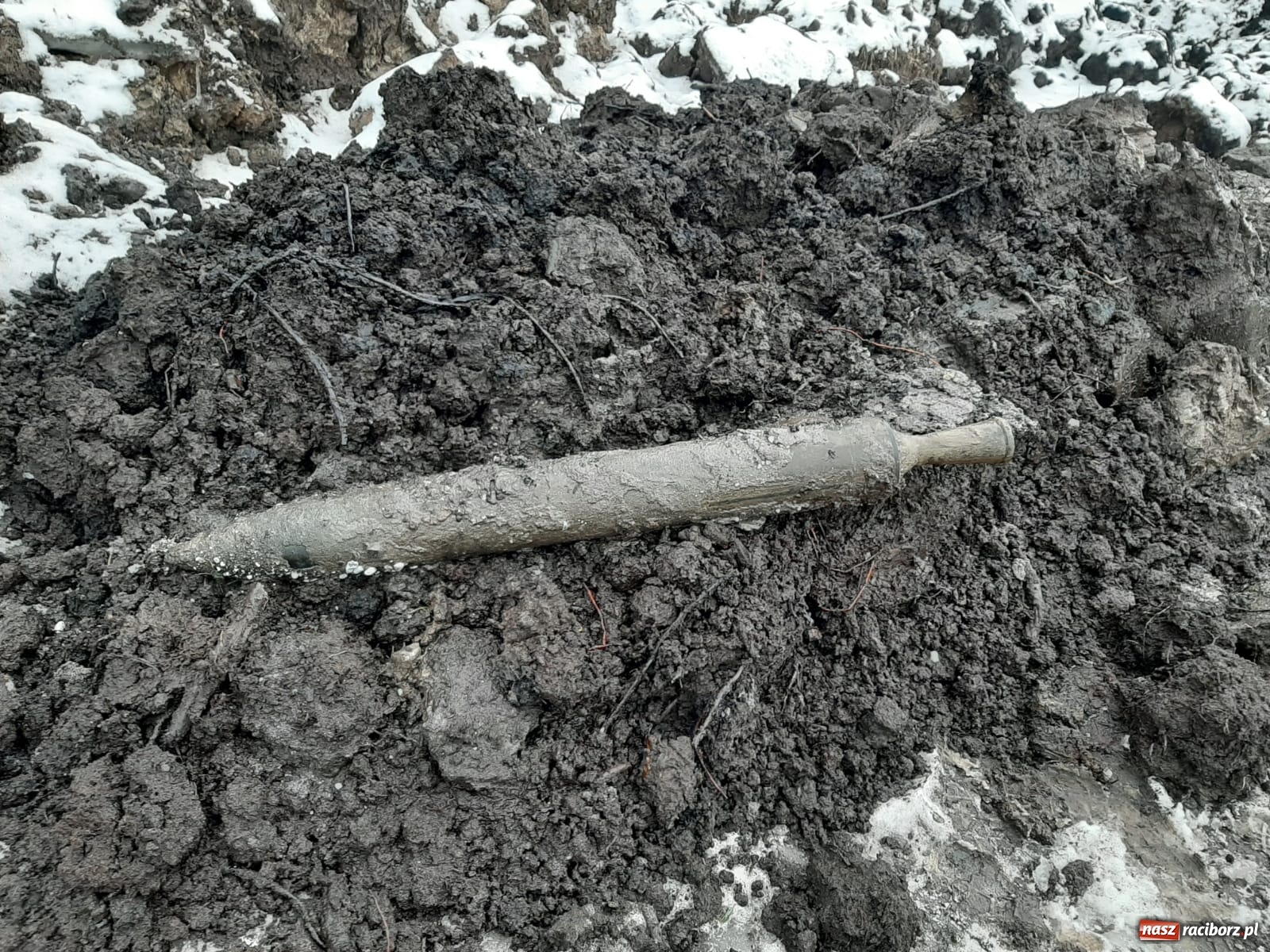 Zdjęcie w galerii na portalu naszraciborz.pl: W Tworkowie znaleziono pocisk do katiuszy wiadomości z regionu