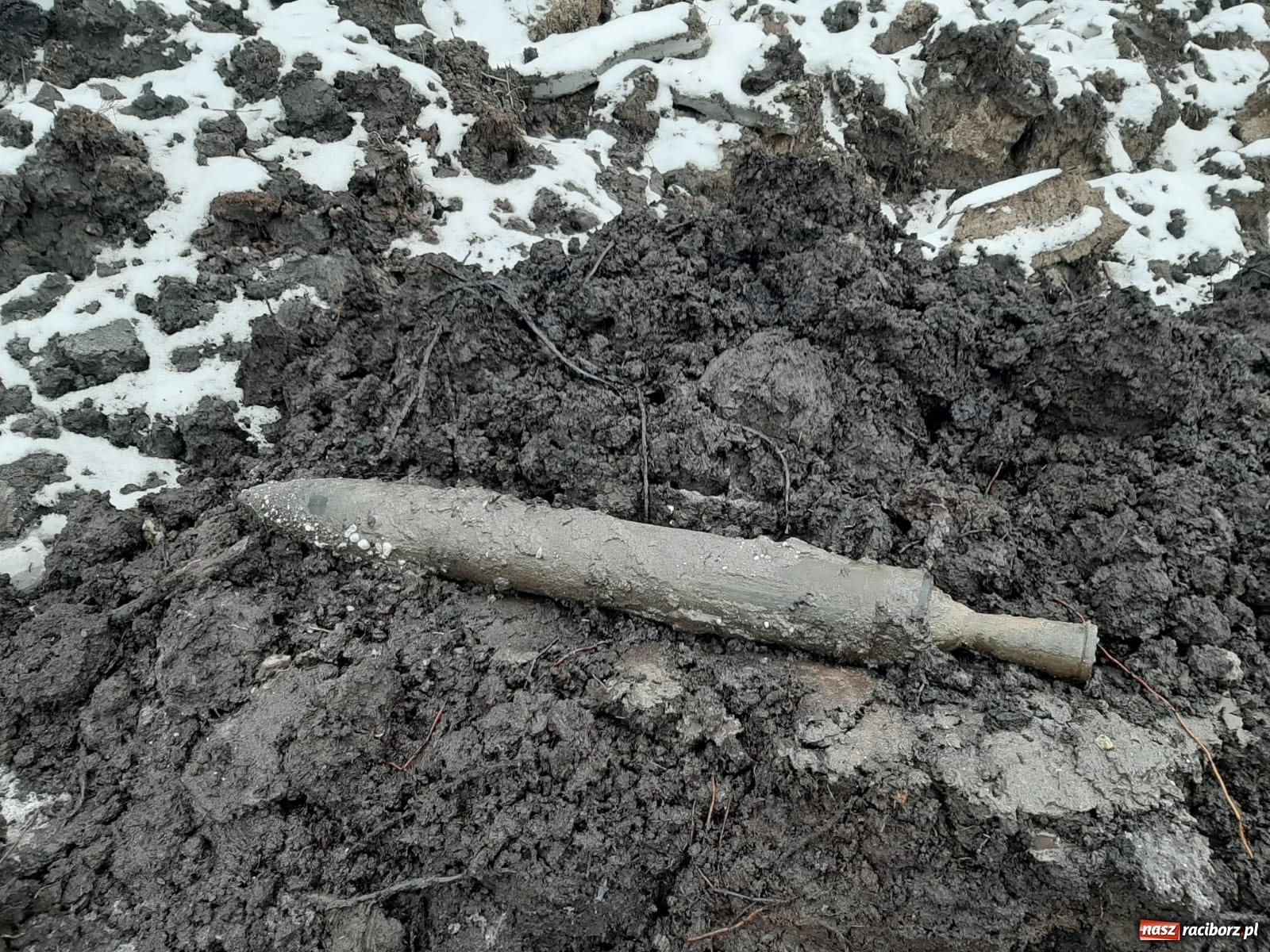 Zdjęcie w galerii na portalu naszraciborz.pl: W Tworkowie znaleziono pocisk do katiuszy wiadomości z regionu