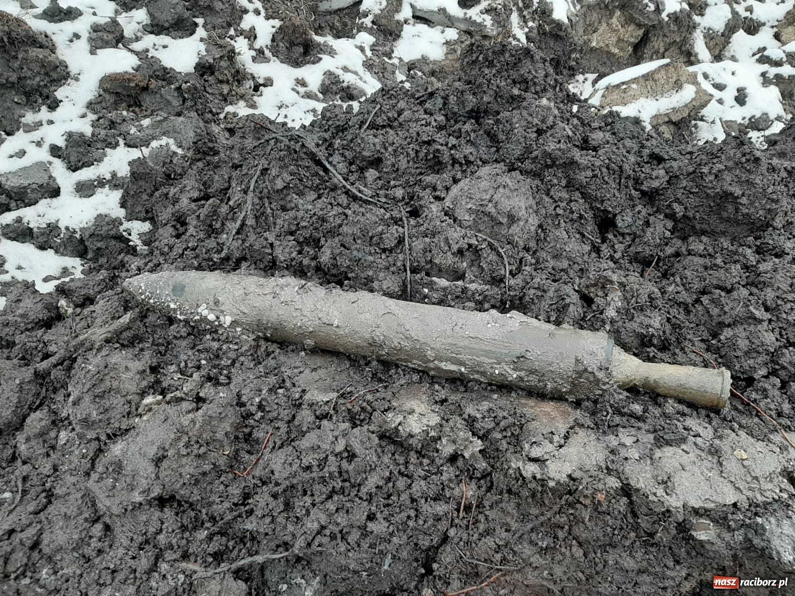 Zdjęcie w galerii na portalu naszraciborz.pl: W Tworkowie znaleziono pocisk do katiuszy wiadomości z regionu