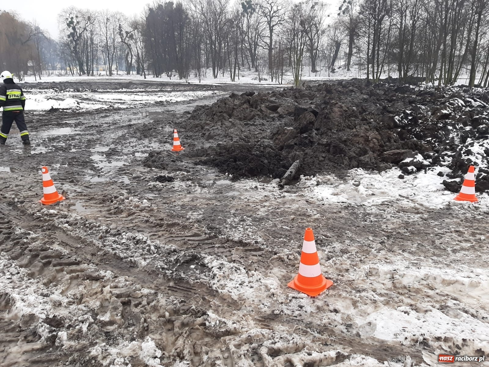 Zdjęcie w galerii na portalu naszraciborz.pl: W Tworkowie znaleziono pocisk do katiuszy wiadomości z regionu