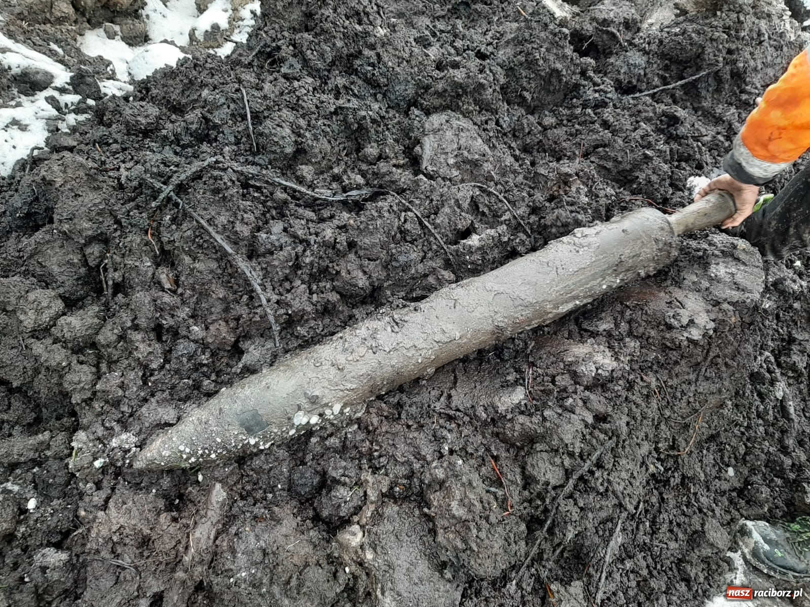 Zdjęcie w galerii na portalu naszraciborz.pl: W Tworkowie znaleziono pocisk do katiuszy wiadomości z regionu