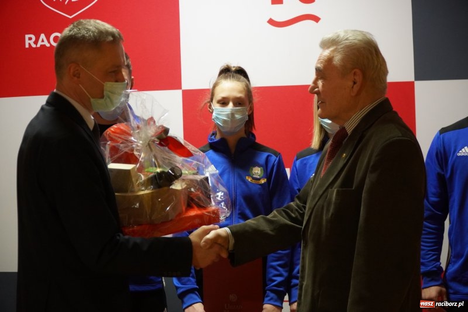 Zdjęcie w galerii na portalu naszraciborz.pl: Zapaśnicy Dębu odebrali nagrody prezydenta wiadomości z regionu