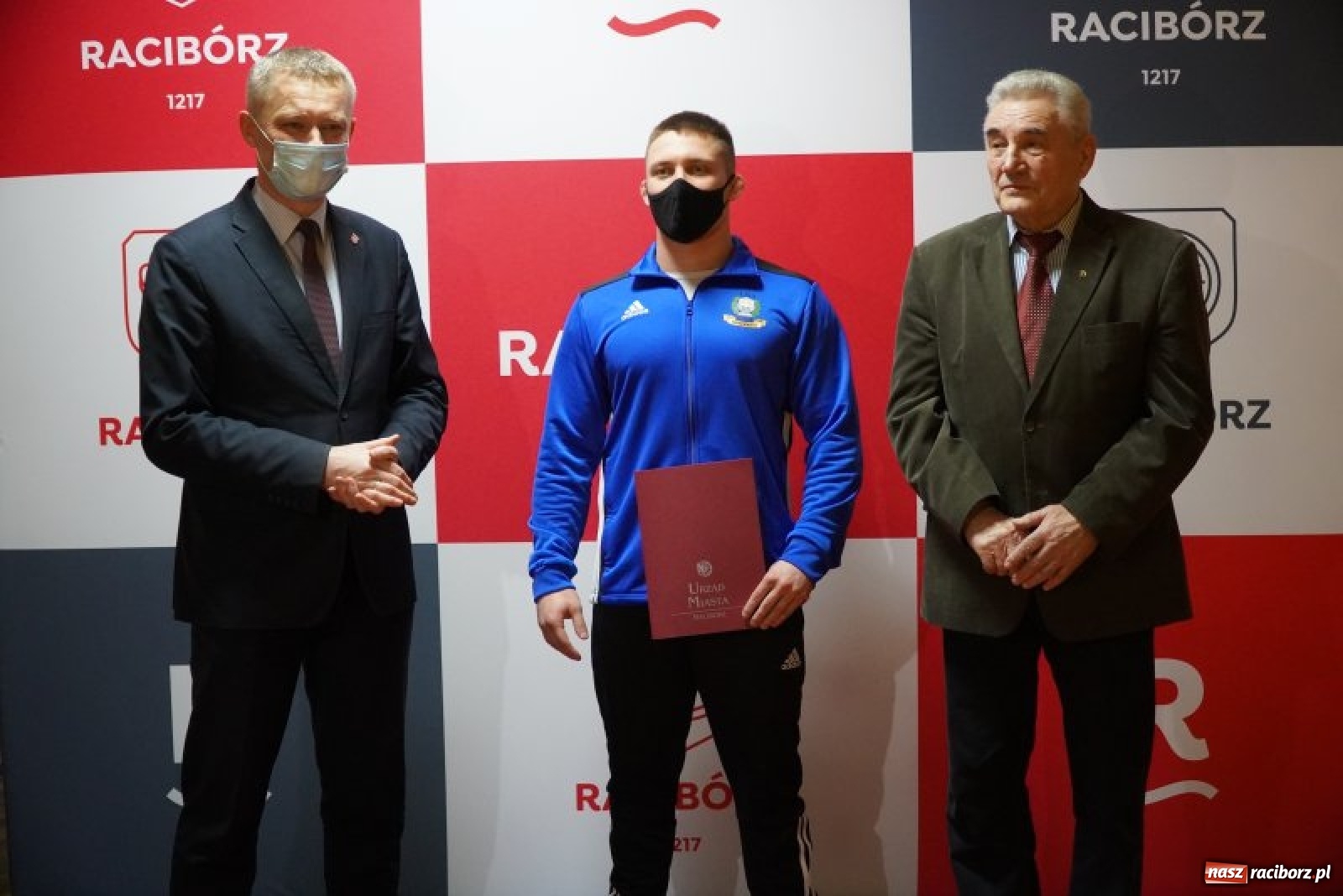 Zdjęcie w galerii na portalu naszraciborz.pl: Zapaśnicy Dębu odebrali nagrody prezydenta wiadomości z regionu