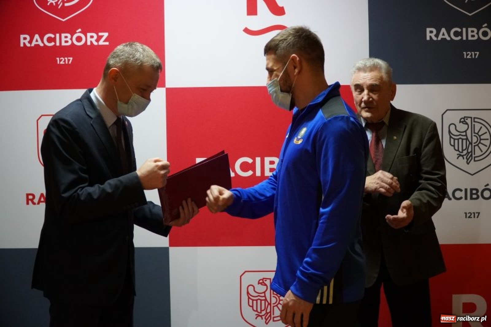 Zdjęcie w galerii na portalu naszraciborz.pl: Zapaśnicy Dębu odebrali nagrody prezydenta wiadomości z regionu