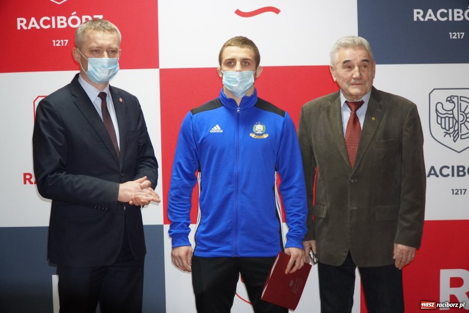 Zdjęcie w galerii na portalu naszraciborz.pl: Zapaśnicy Dębu odebrali nagrody prezydenta wiadomości z regionu