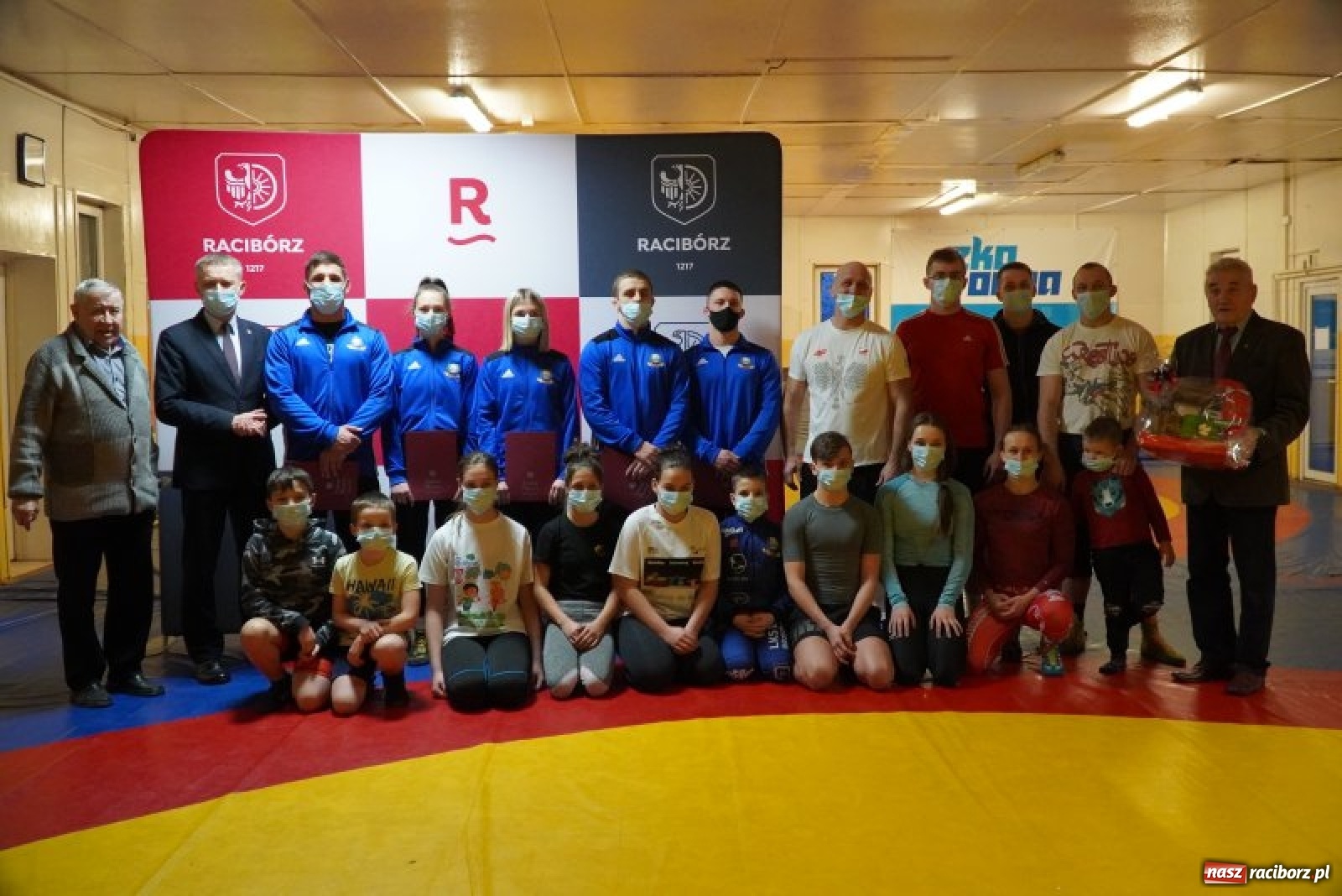 Zdjęcie w galerii na portalu naszraciborz.pl: Zapaśnicy Dębu odebrali nagrody prezydenta wiadomości z regionu