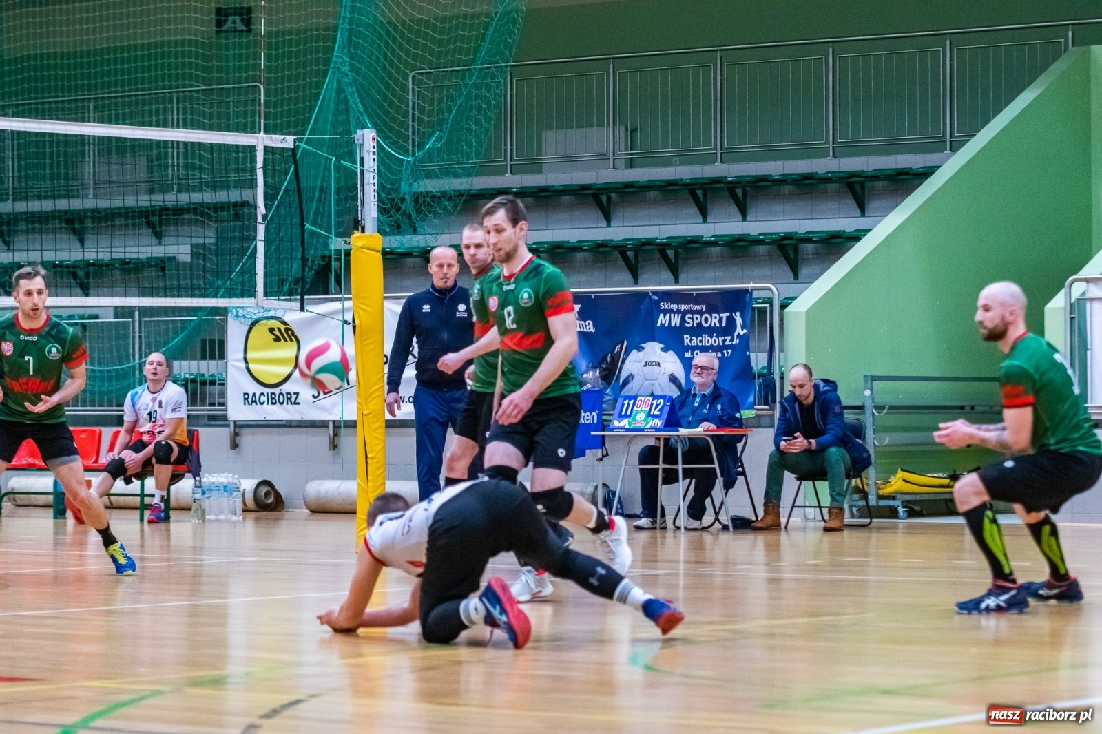 Zdjęcie w galerii na portalu naszraciborz.pl: Z piekła do nieba. Pięciosetowy bój siatkarzy Rafako [FOTO] wiadomości z regionu