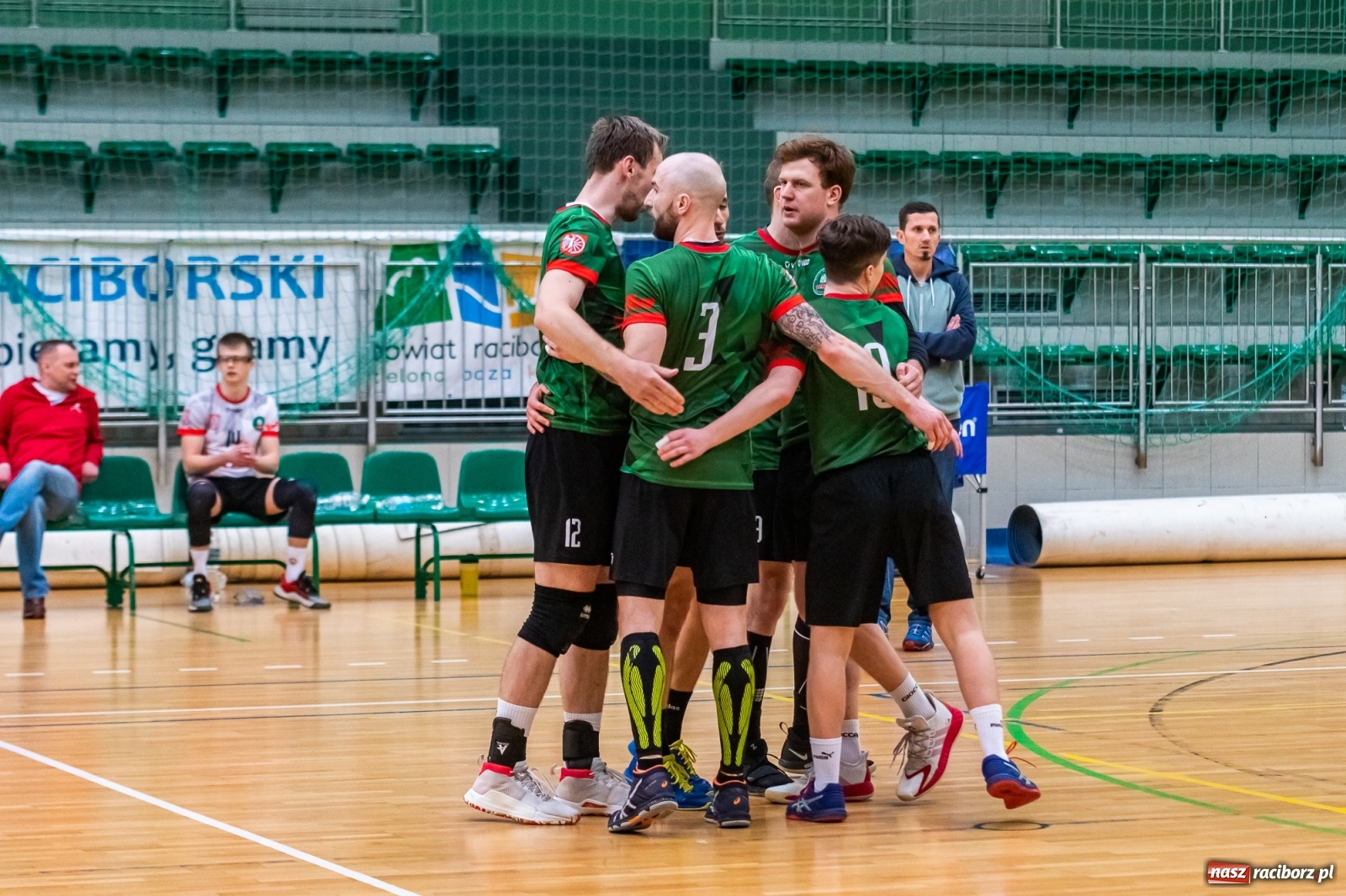Zdjęcie w galerii na portalu naszraciborz.pl: Z piekła do nieba. Pięciosetowy bój siatkarzy Rafako [FOTO] wiadomości z regionu