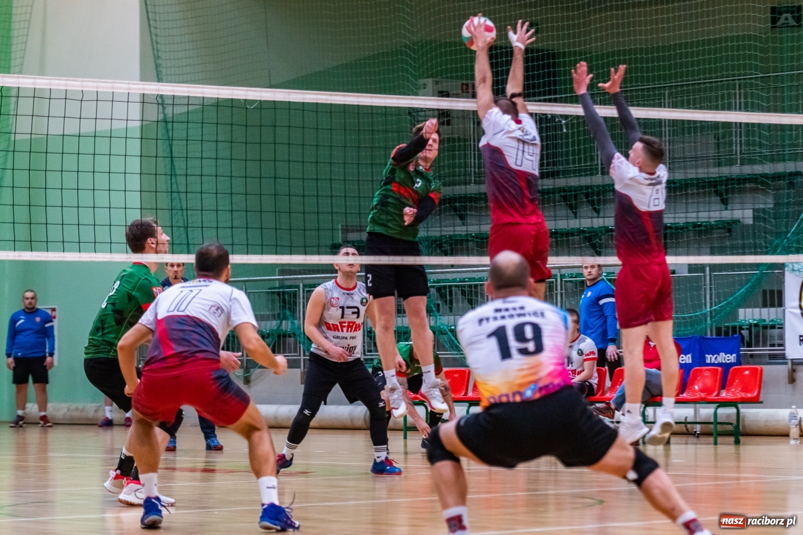Zdjęcie w galerii na portalu naszraciborz.pl: Z piekła do nieba. Pięciosetowy bój siatkarzy Rafako [FOTO] wiadomości z regionu
