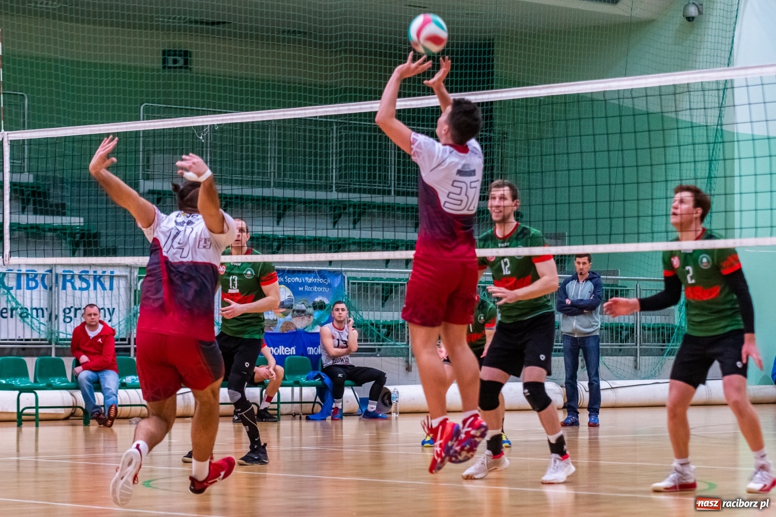 Zdjęcie w galerii na portalu naszraciborz.pl: Z piekła do nieba. Pięciosetowy bój siatkarzy Rafako [FOTO] wiadomości z regionu