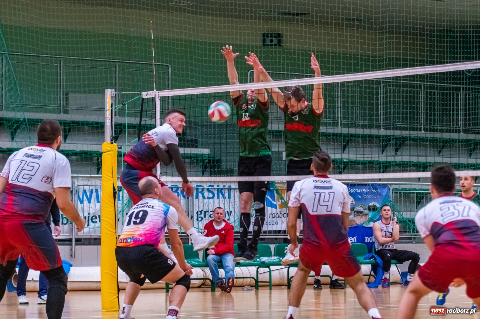 Zdjęcie w galerii na portalu naszraciborz.pl: Z piekła do nieba. Pięciosetowy bój siatkarzy Rafako [FOTO] wiadomości z regionu