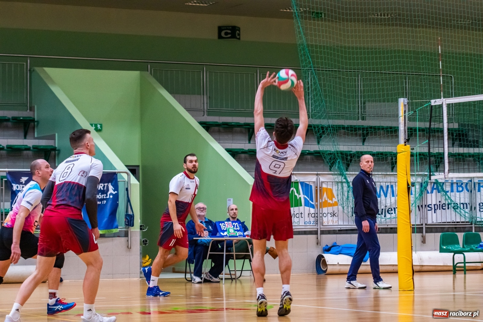 Zdjęcie w galerii na portalu naszraciborz.pl: Z piekła do nieba. Pięciosetowy bój siatkarzy Rafako [FOTO] wiadomości z regionu