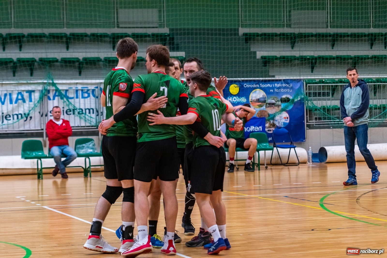 Zdjęcie w galerii na portalu naszraciborz.pl: Z piekła do nieba. Pięciosetowy bój siatkarzy Rafako [FOTO] wiadomości z regionu
