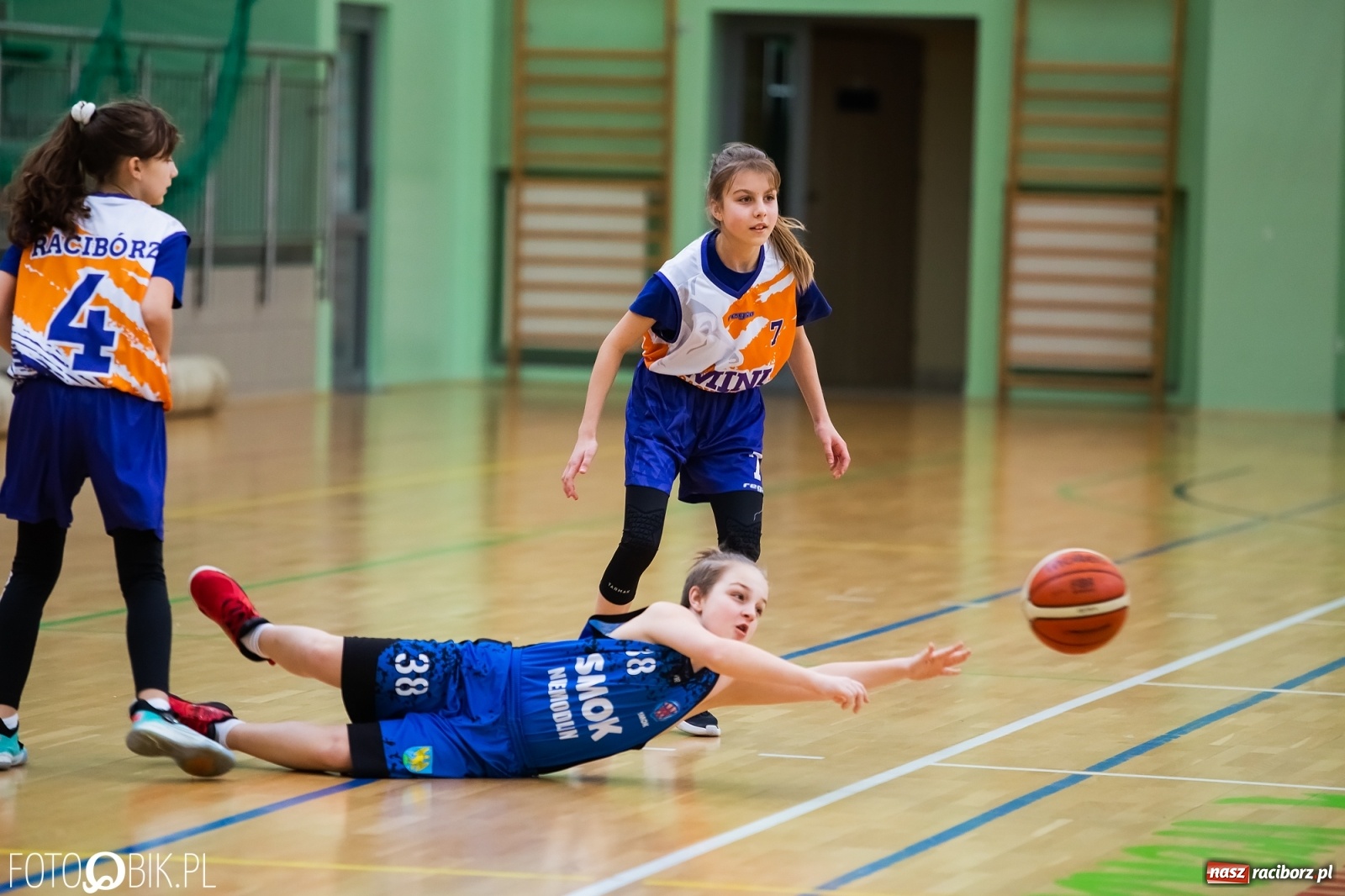 Zdjęcie w galerii na portalu naszraciborz.pl: Koszykarska sobota w Arenie Rafako [FOTO] wiadomości z regionu