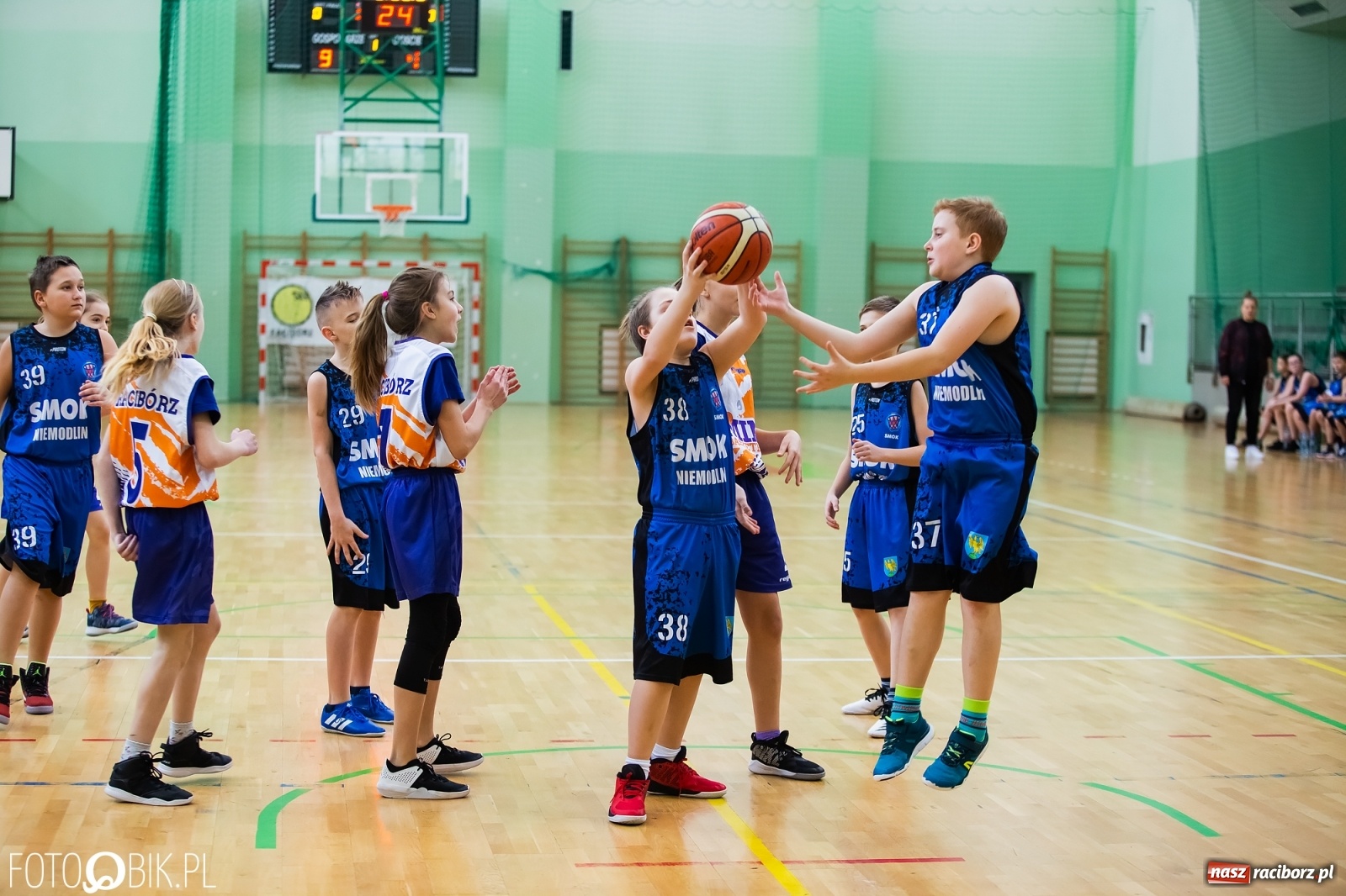 Zdjęcie w galerii na portalu naszraciborz.pl: Koszykarska sobota w Arenie Rafako [FOTO] wiadomości z regionu