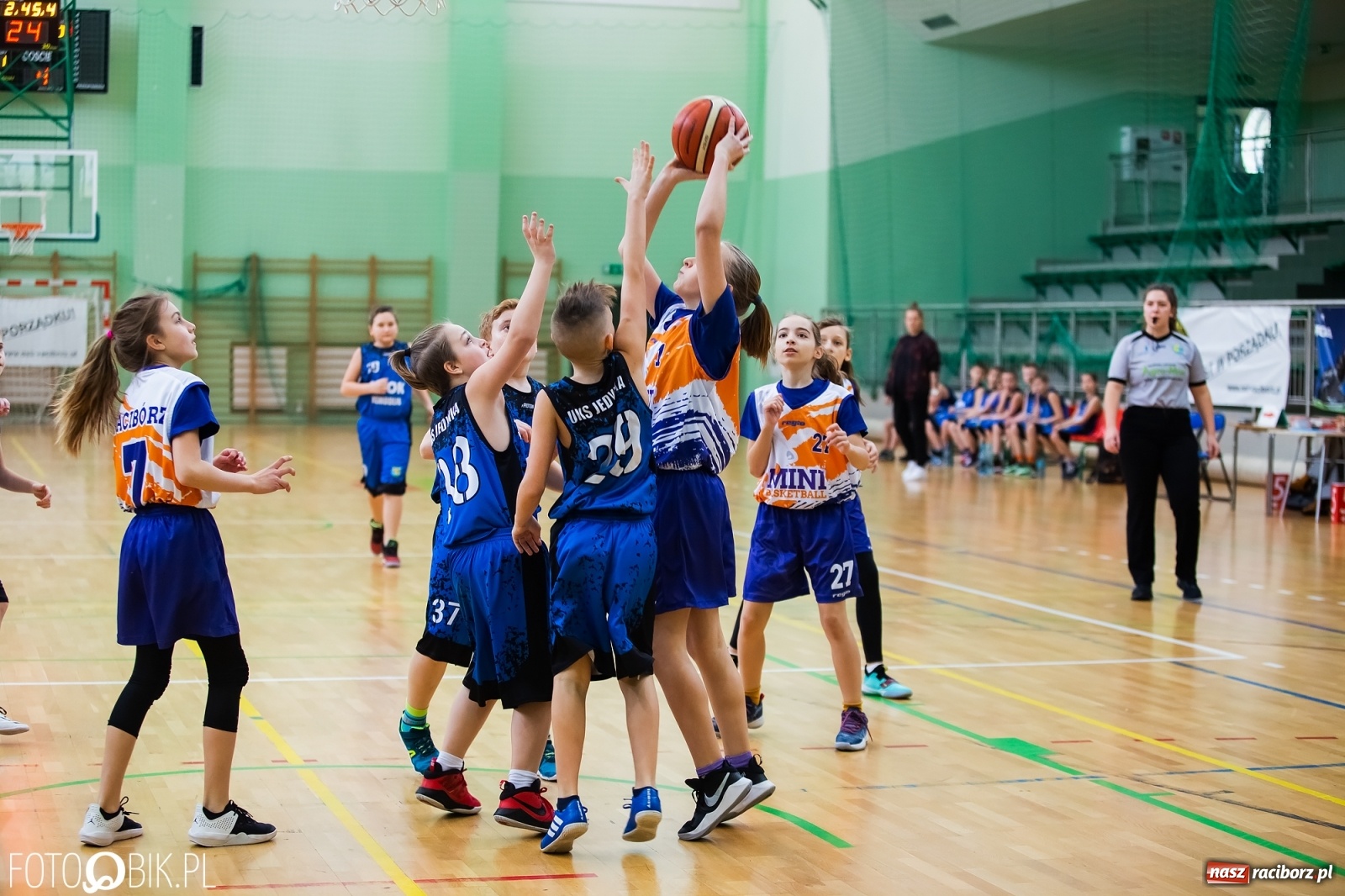Zdjęcie w galerii na portalu naszraciborz.pl: Koszykarska sobota w Arenie Rafako [FOTO] wiadomości z regionu