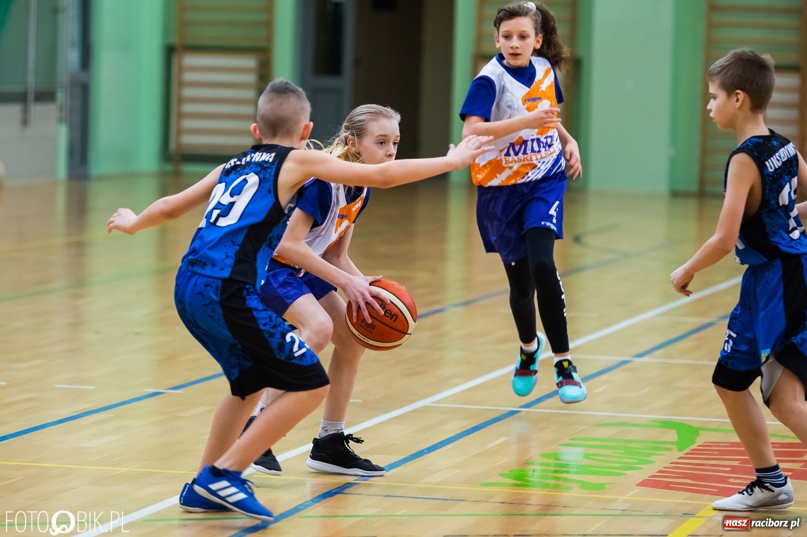 Zdjęcie w galerii na portalu naszraciborz.pl: Koszykarska sobota w Arenie Rafako [FOTO] wiadomości z regionu