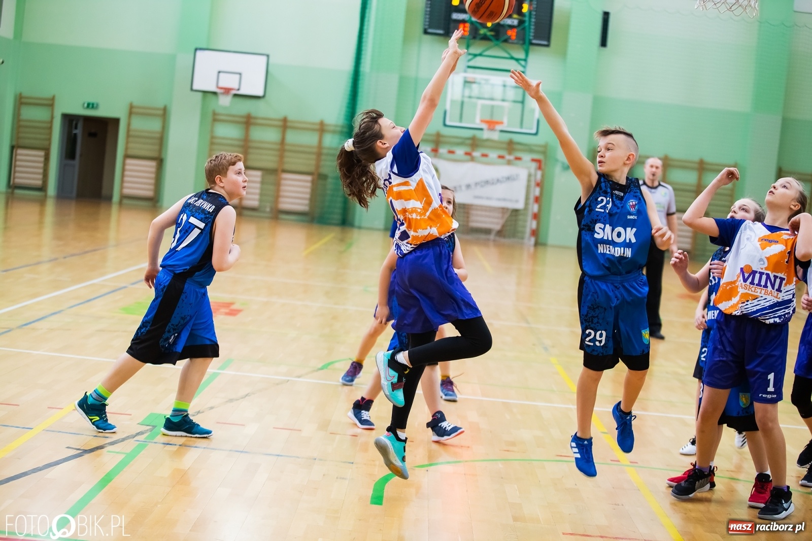 Zdjęcie w galerii na portalu naszraciborz.pl: Koszykarska sobota w Arenie Rafako [FOTO] wiadomości z regionu