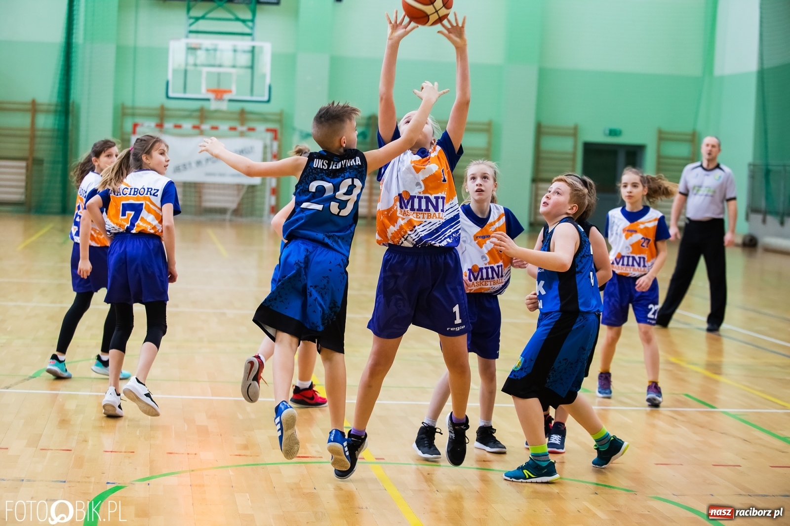 Zdjęcie w galerii na portalu naszraciborz.pl: Koszykarska sobota w Arenie Rafako [FOTO] wiadomości z regionu