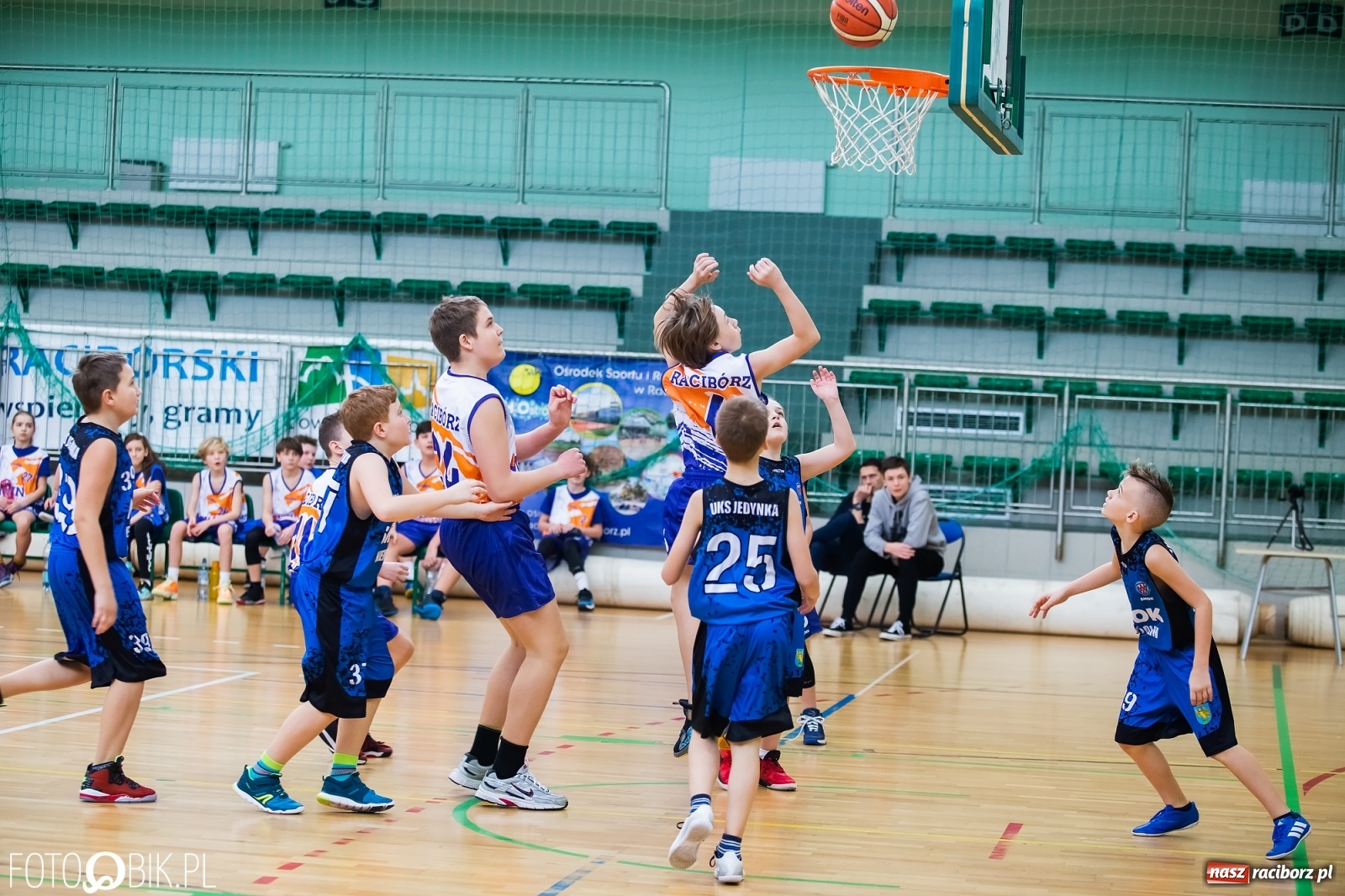 Zdjęcie w galerii na portalu naszraciborz.pl: Koszykarska sobota w Arenie Rafako [FOTO] wiadomości z regionu