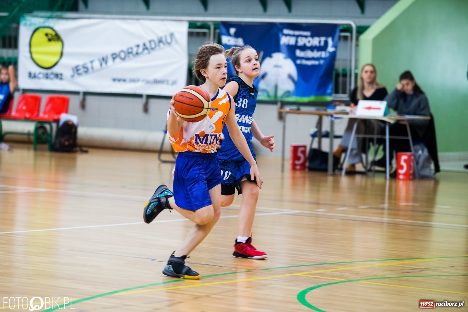 Zdjęcie w galerii na portalu naszraciborz.pl: Koszykarska sobota w Arenie Rafako [FOTO] wiadomości z regionu